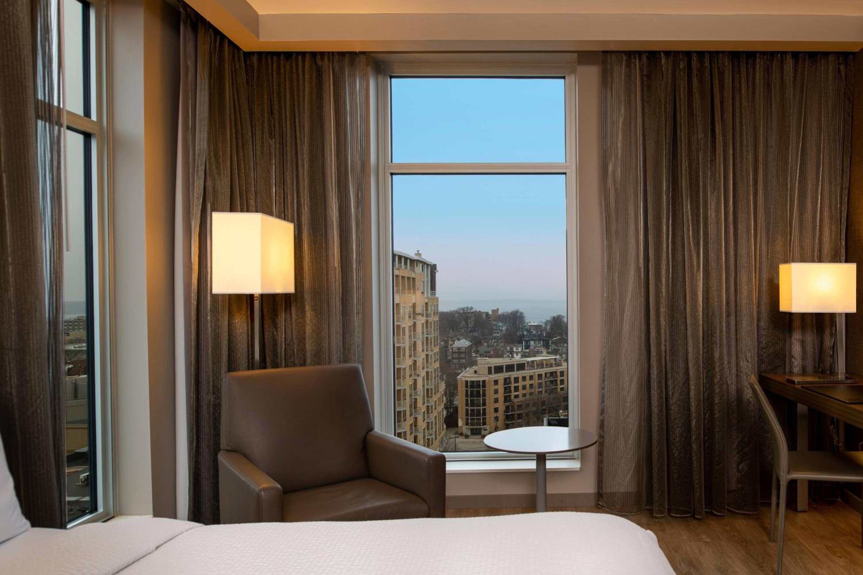 Guest room, 2 Queen, Lake view