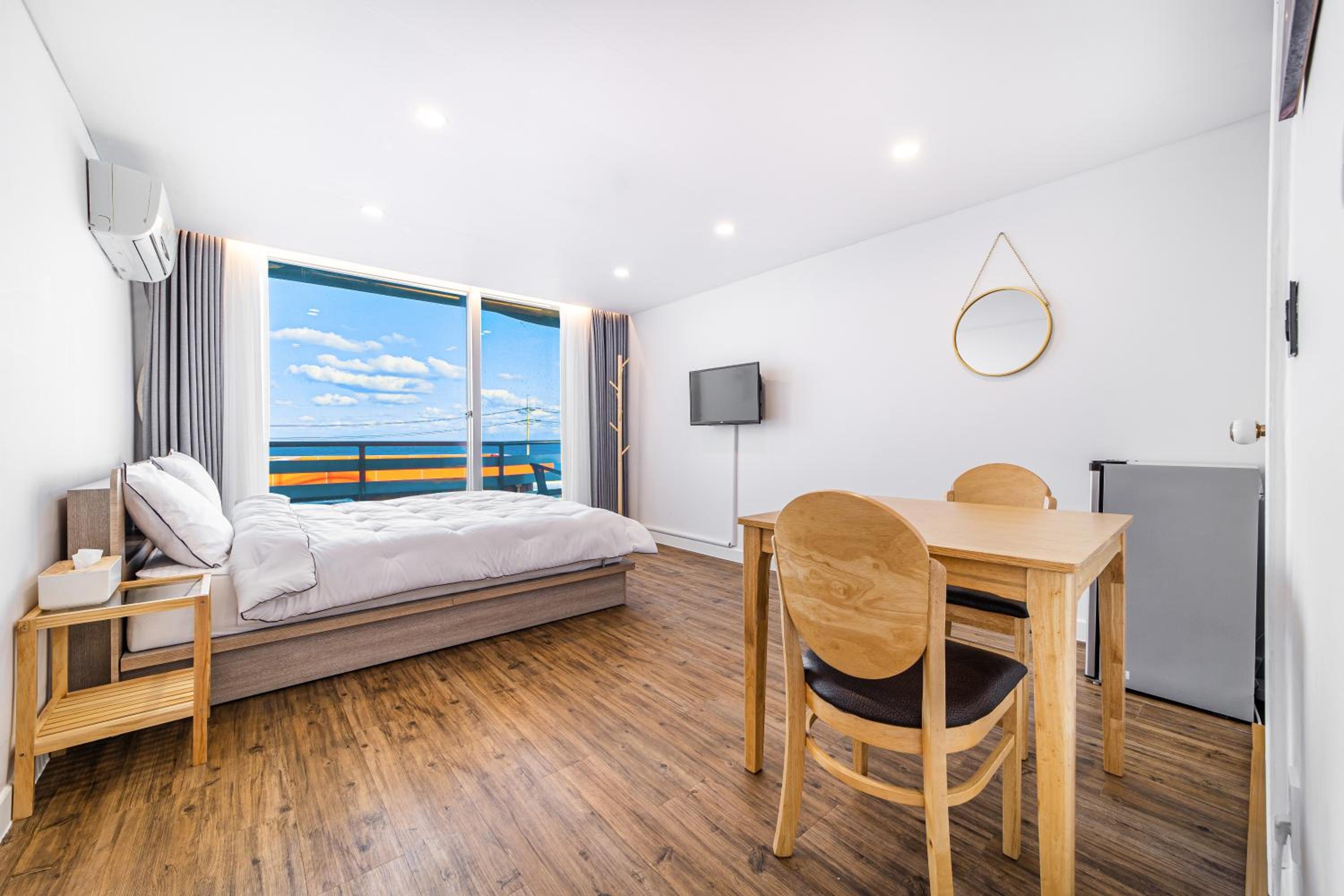 Double Room with Half Ocean view (305) photo 1