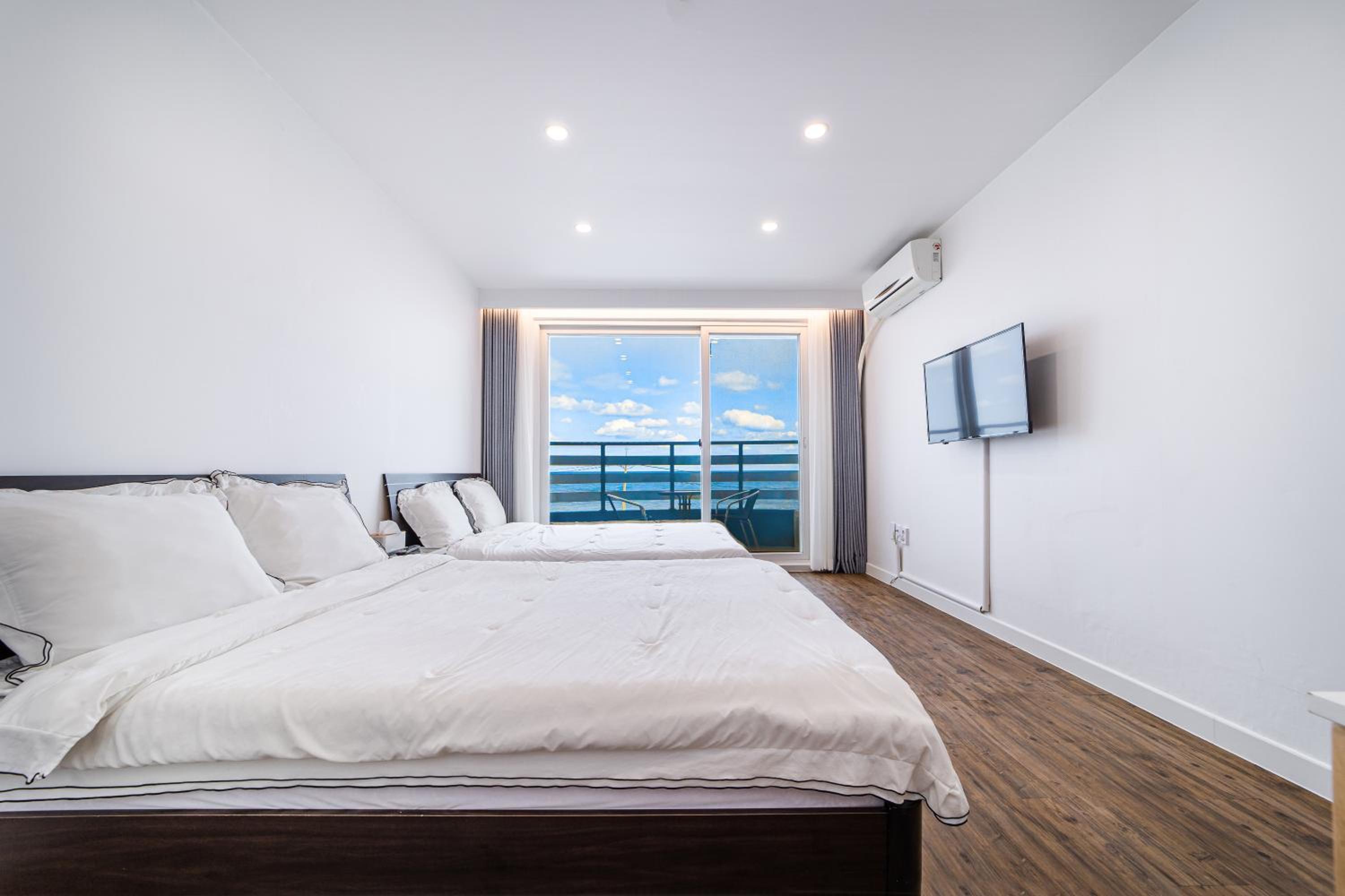 Deluxe Twin Room with Sea View (401) photo 3