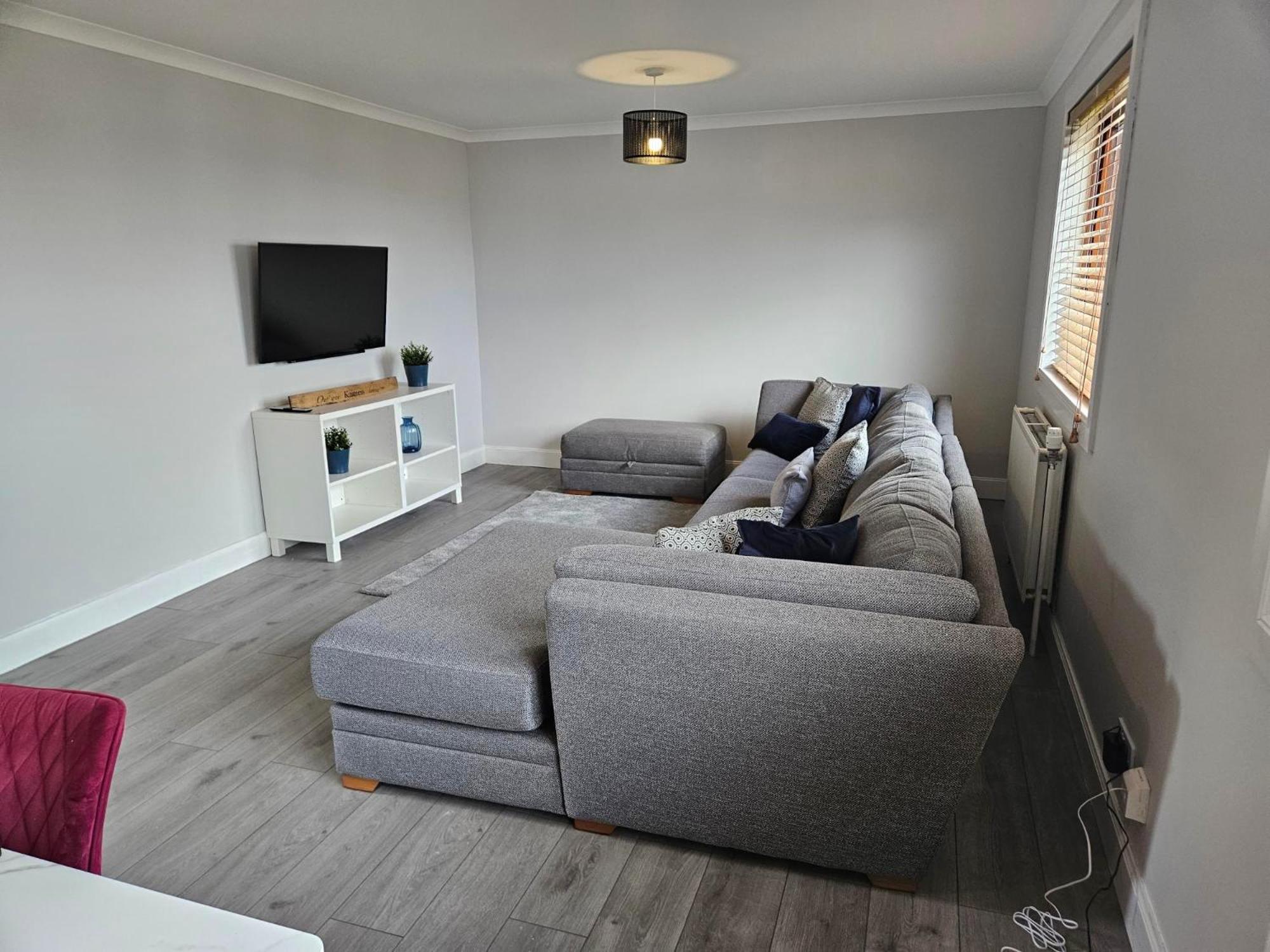 Three-Bedroom Apartment photo 2
