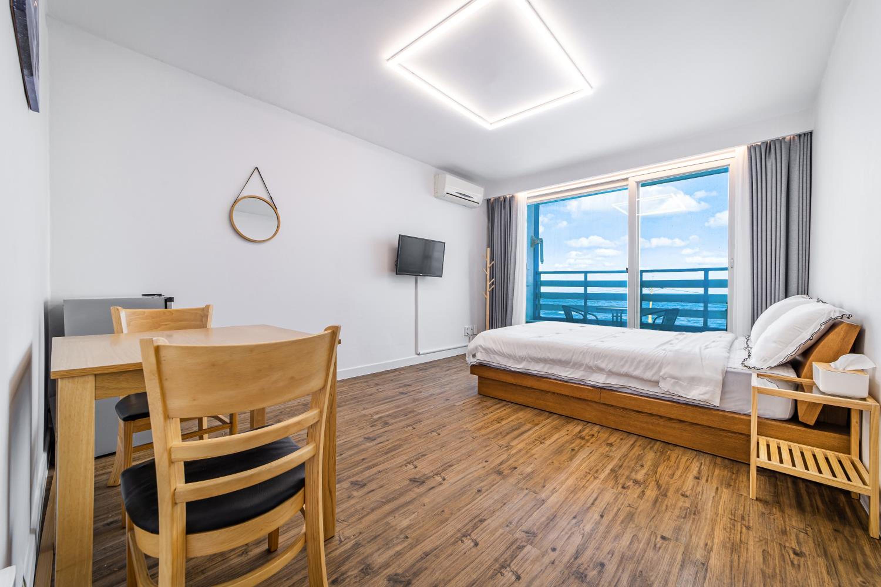 Deluxe Double Room with Sea View (402) - No Kitchen photo 1