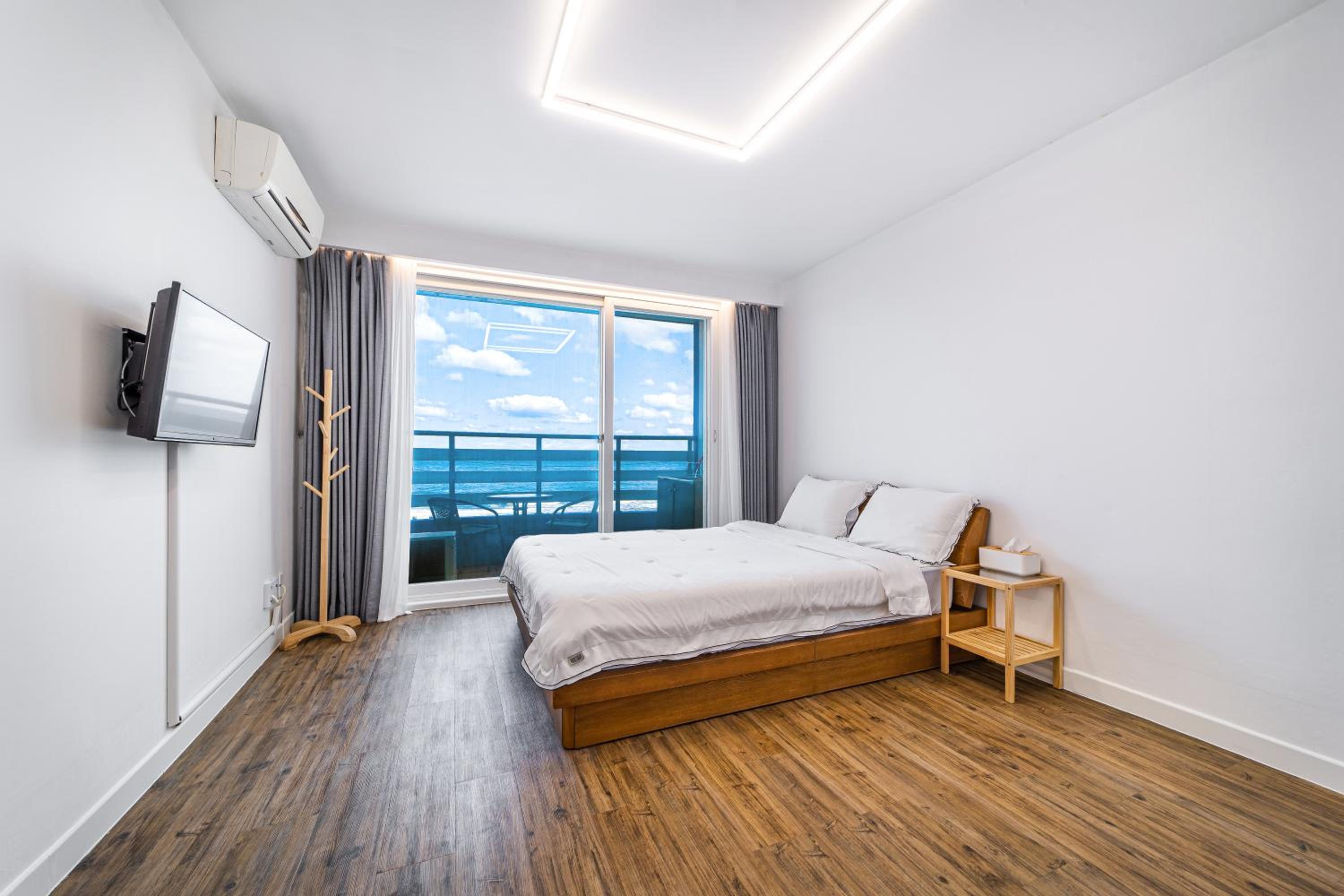 Deluxe Double Room with Sea View (402) - No Kitchen photo 2