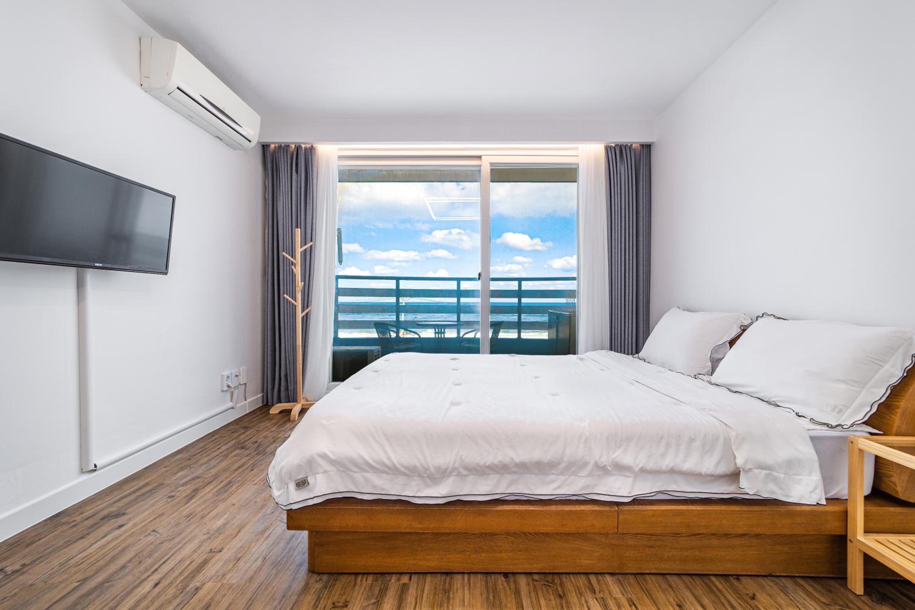 Deluxe Double Room with Sea View (402) - No Kitchen photo 3