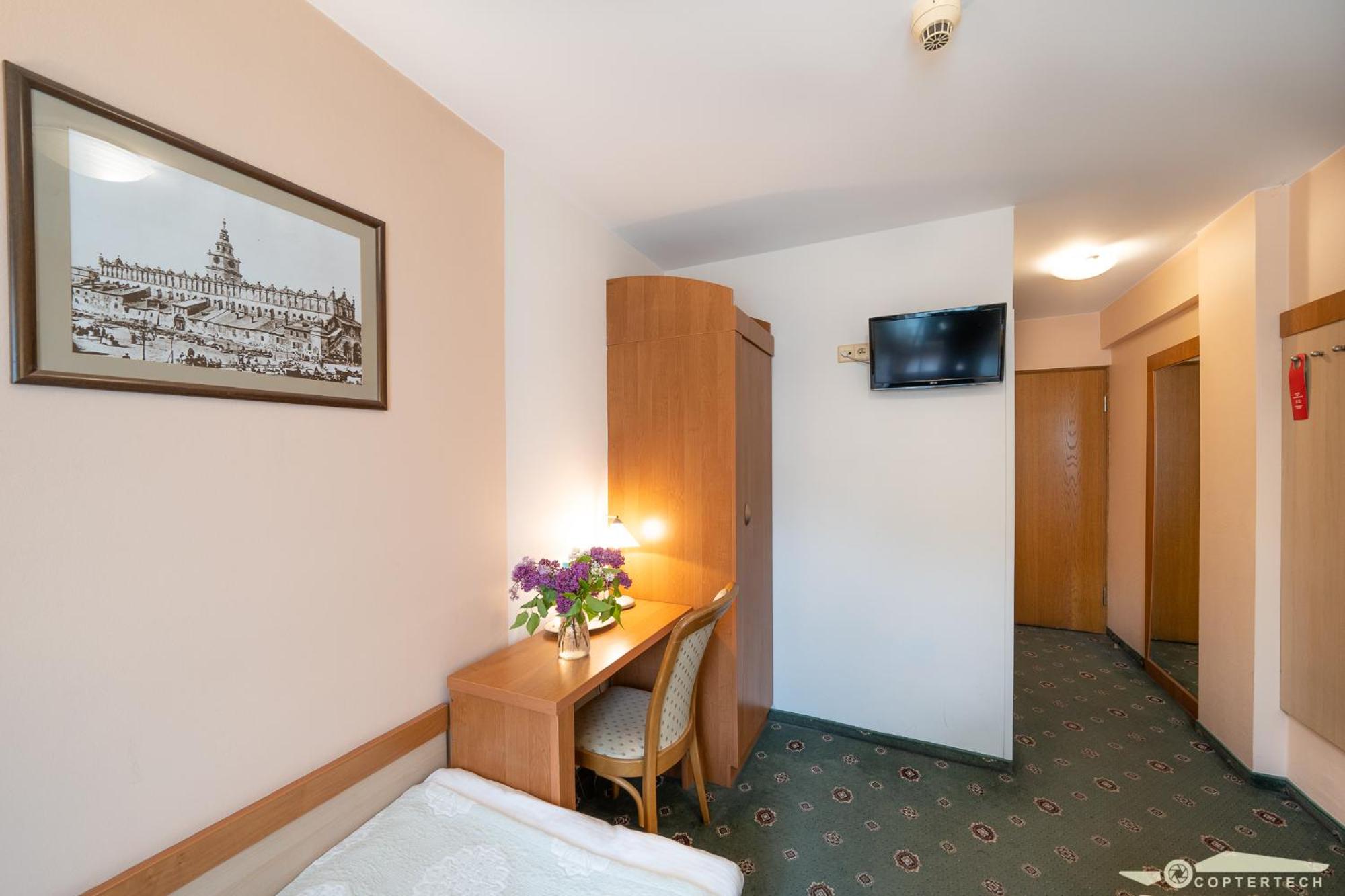 Economy Twin Room - Photo 5