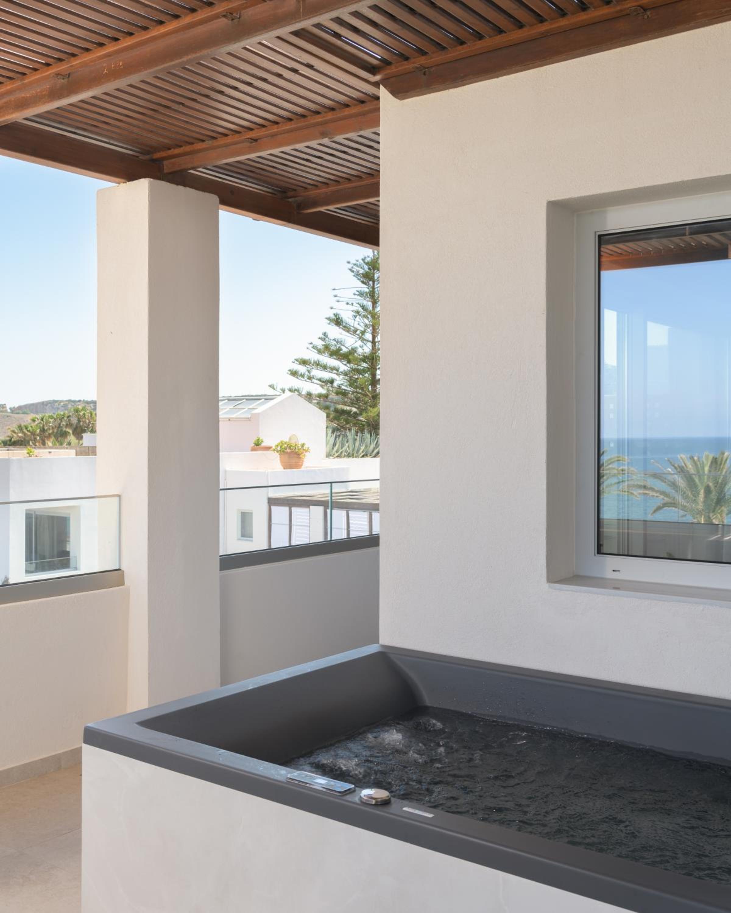 Suite with Sea View and Jacuzzi photo 2