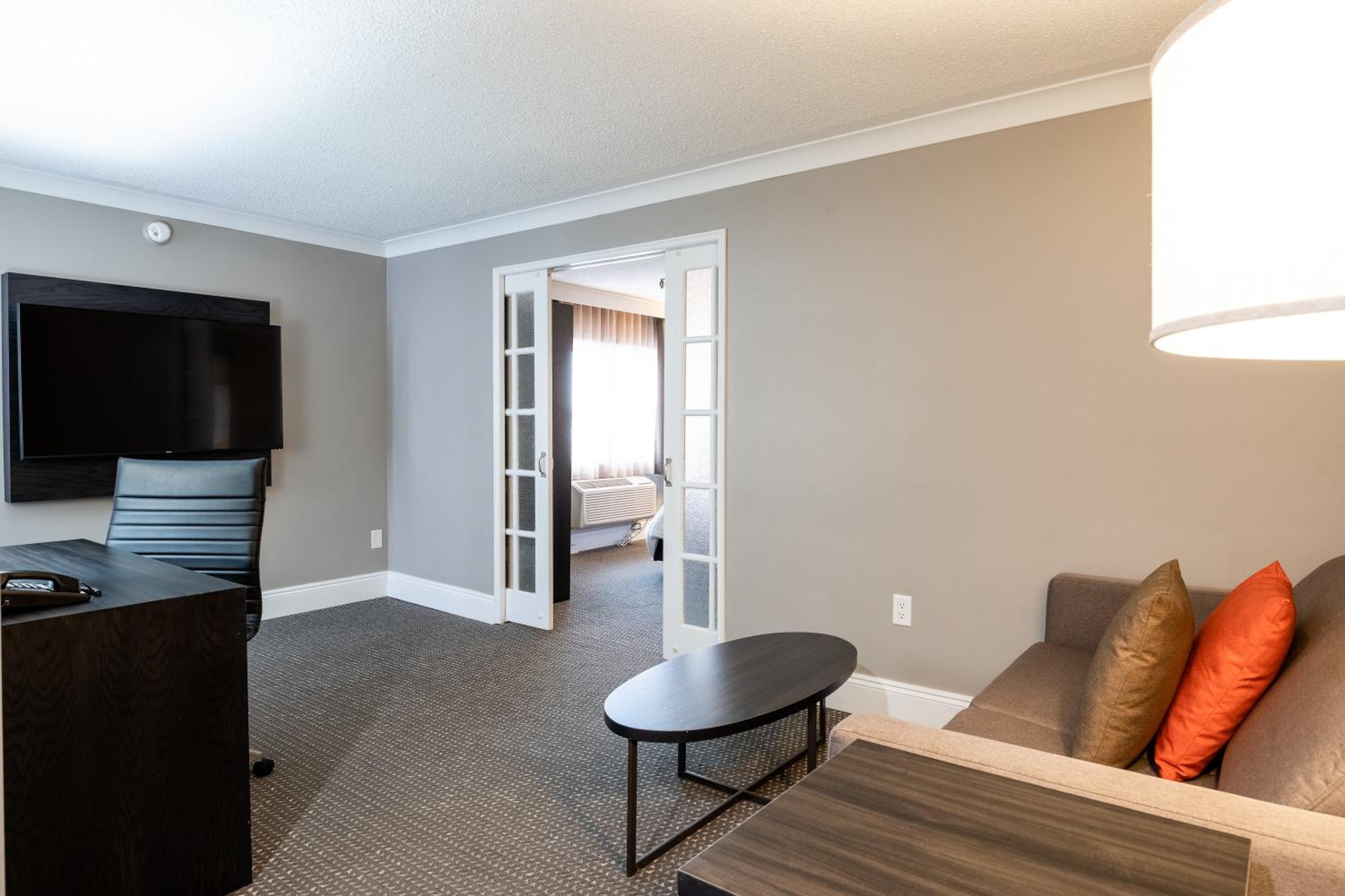 One-Bedroom Suite with Sofa Bed photo 3