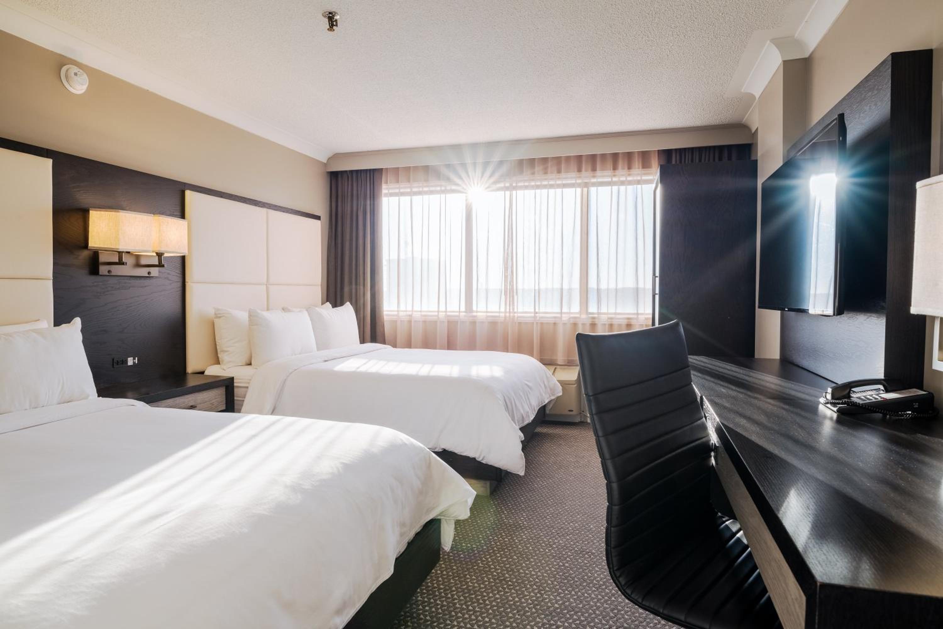Standard Room with Two Queen Beds - Photo 3