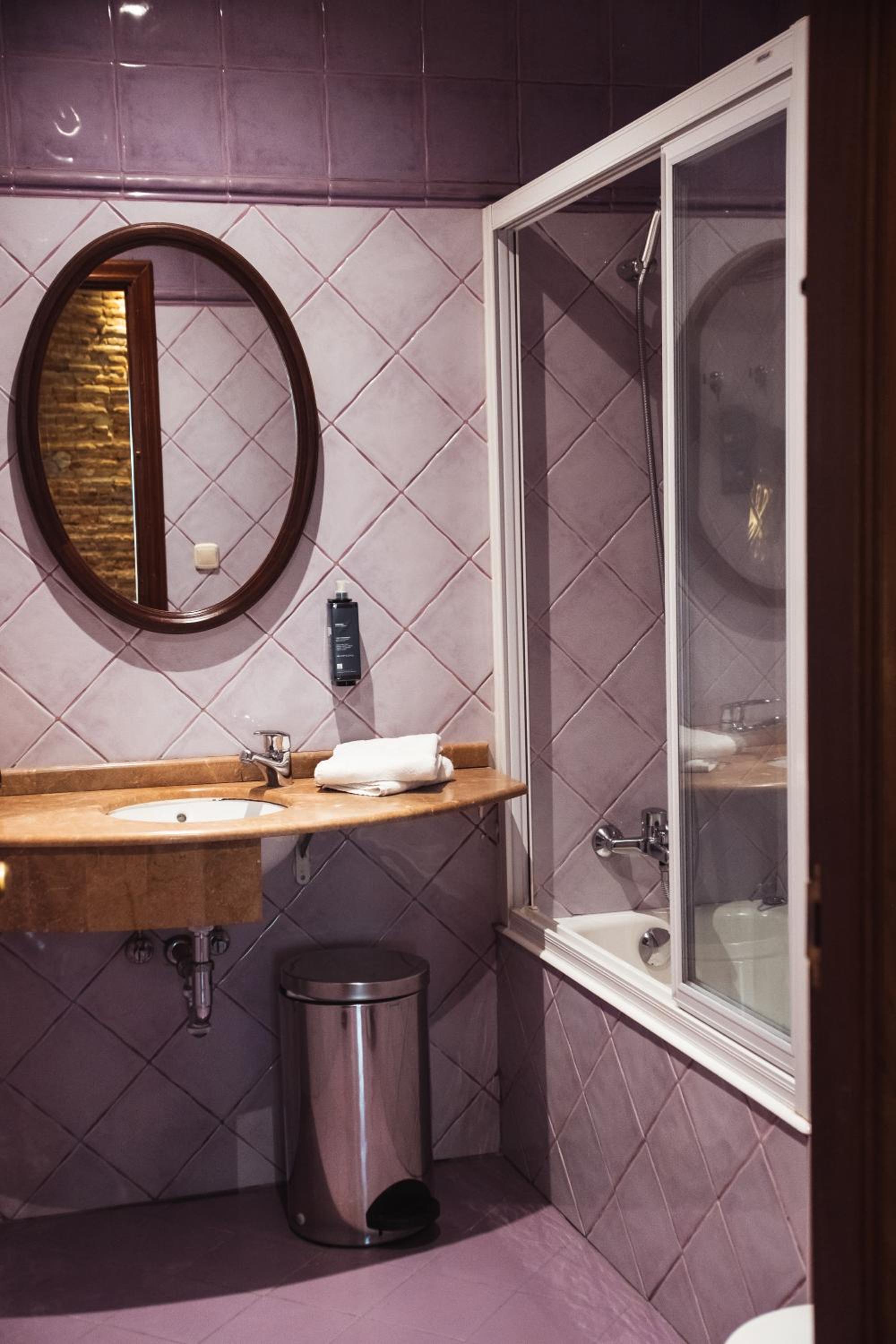 Twin Room with Bathroom photo 3