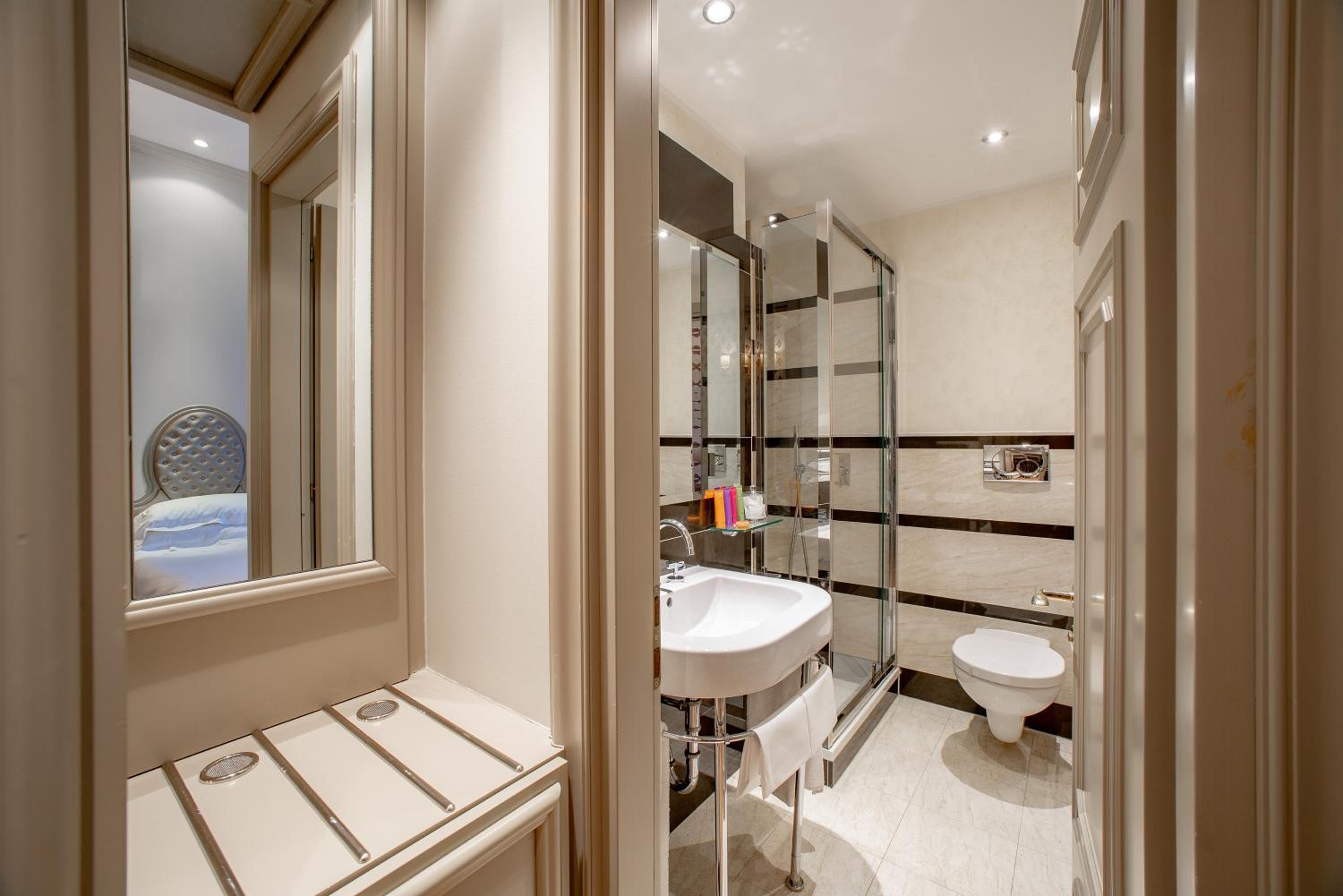 Classic Double or Twin Room with Lake View