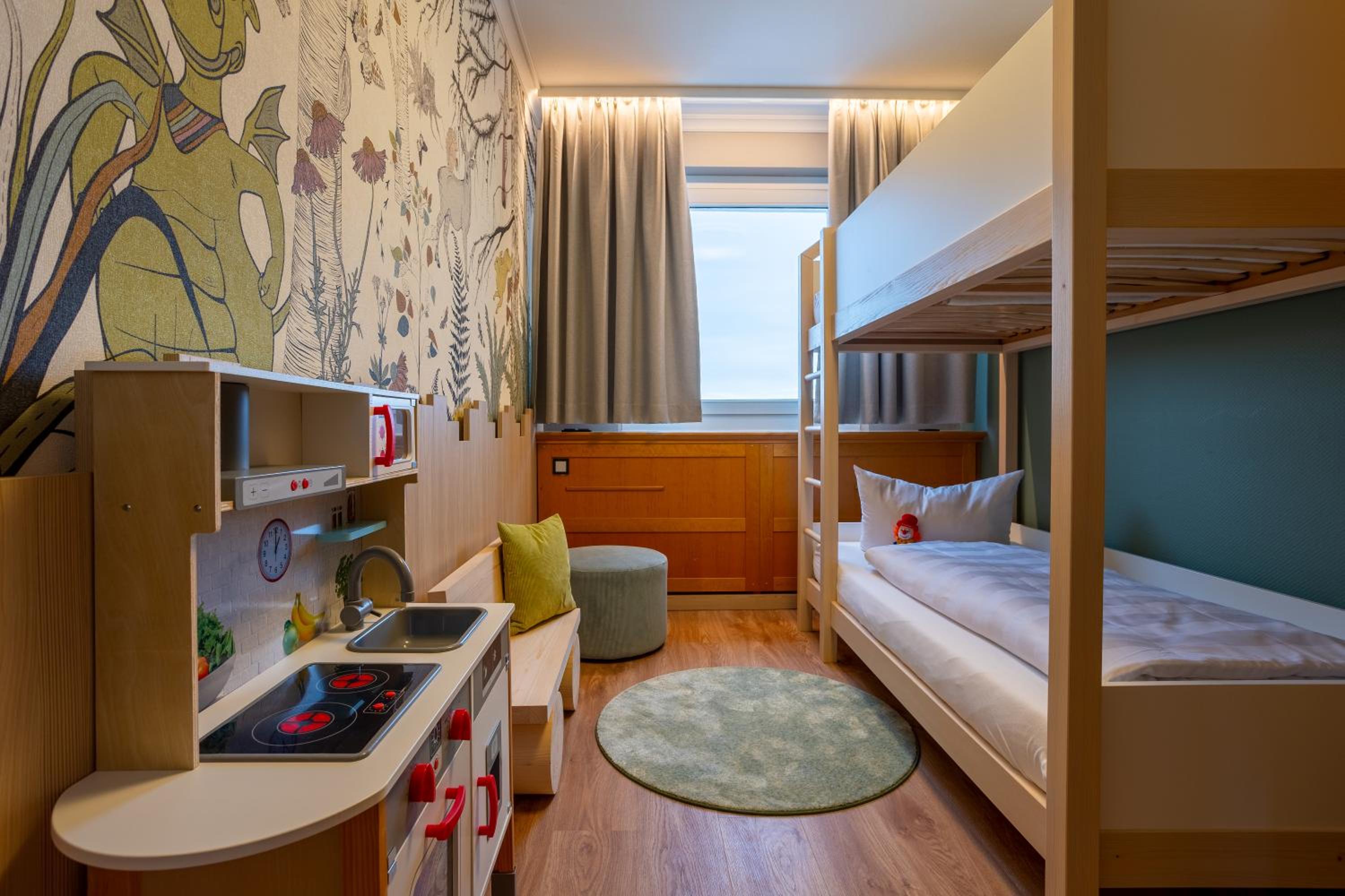 Family Suite with Balcony - Photo 3