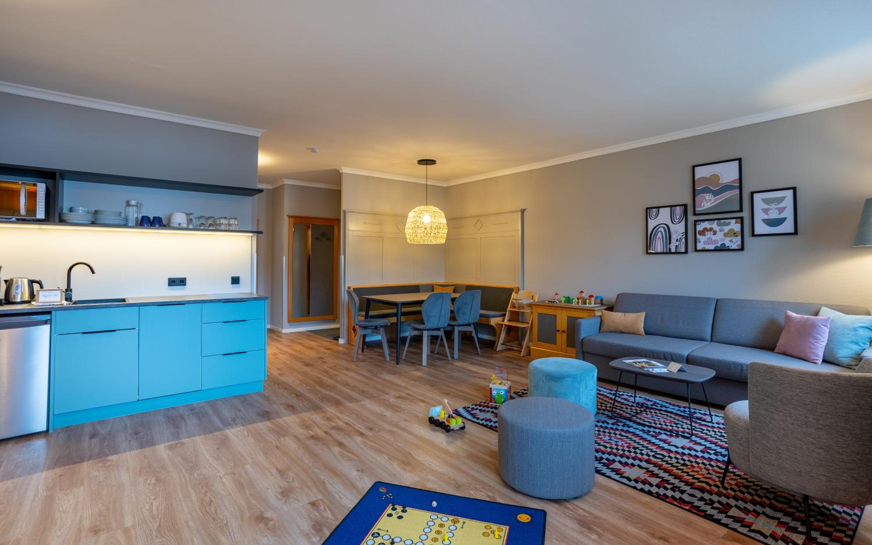 Family Suite with Balcony - Photo 6
