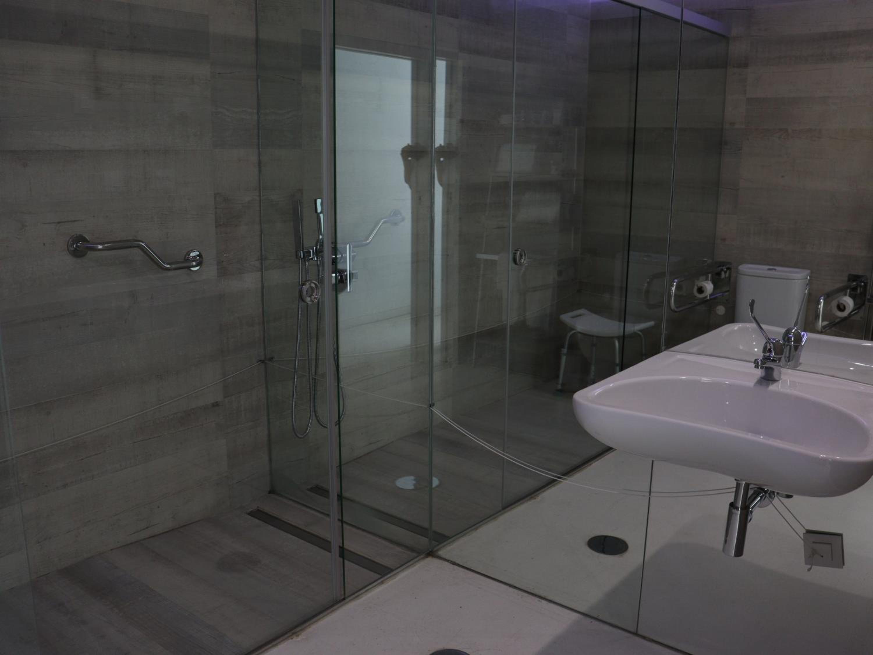 Twin Room - Disability Access - Photo 7