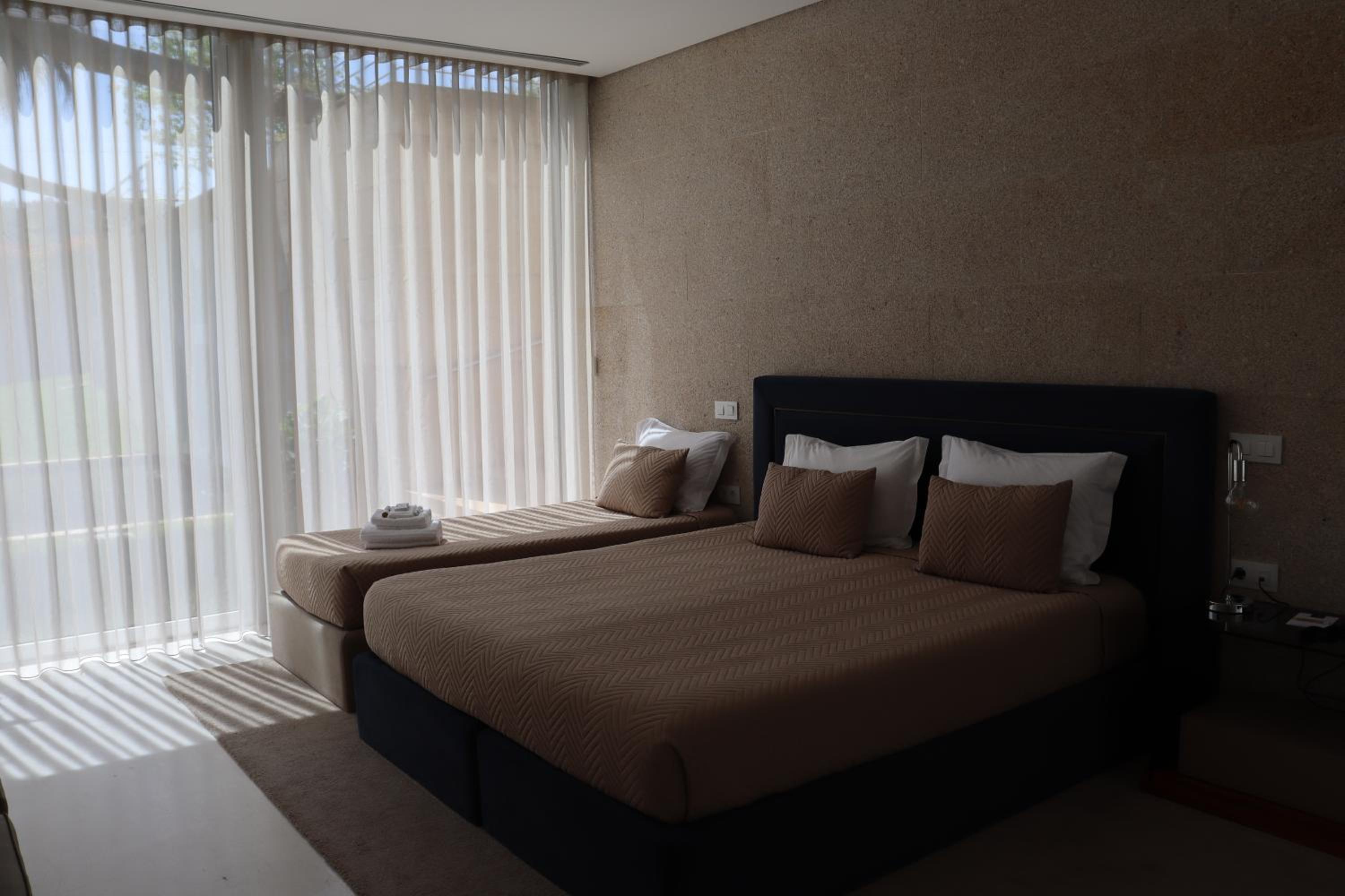 Twin Room - Disability Access - Photo 4