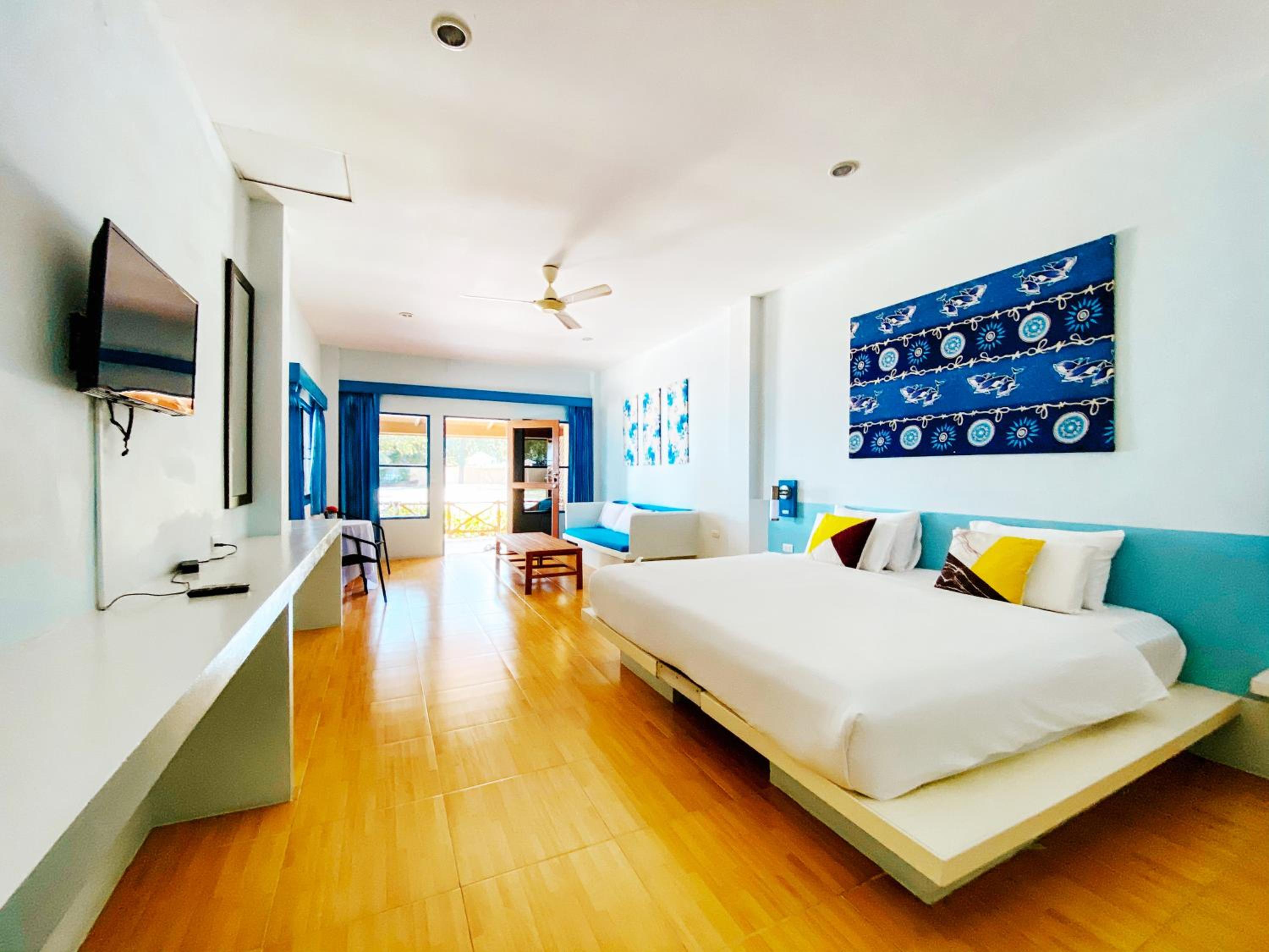 Deluxe Beachfront Suite photo 3