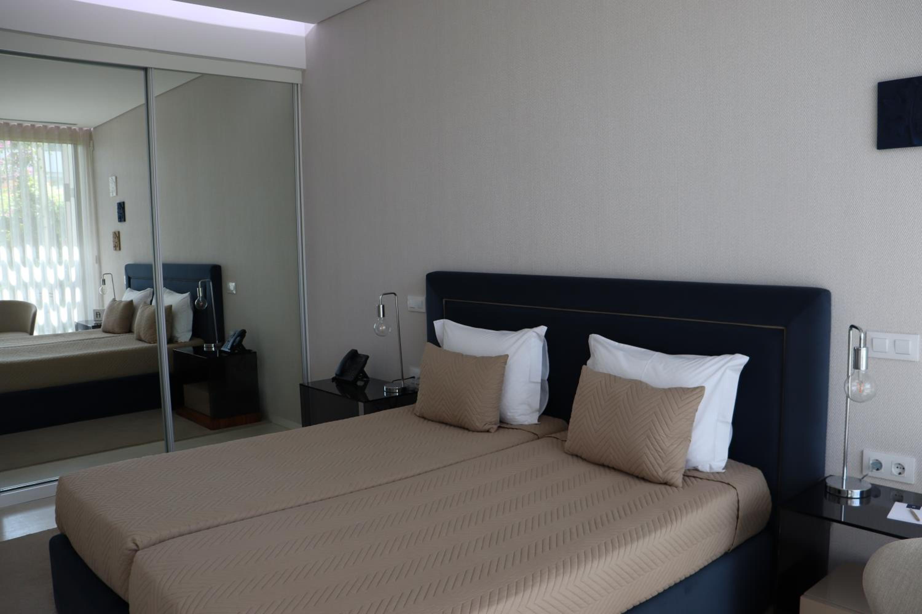 Twin Room with Balcony - Photo 6