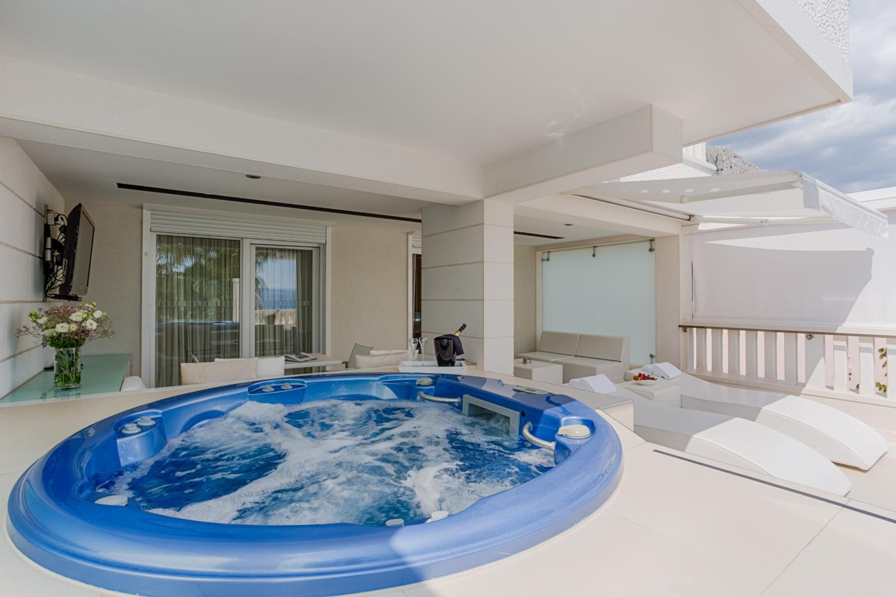 Luxury Spa Suite with Sea View, Private Sauna, Indor and Outdoor Whirlpool on the Terrace photo 2