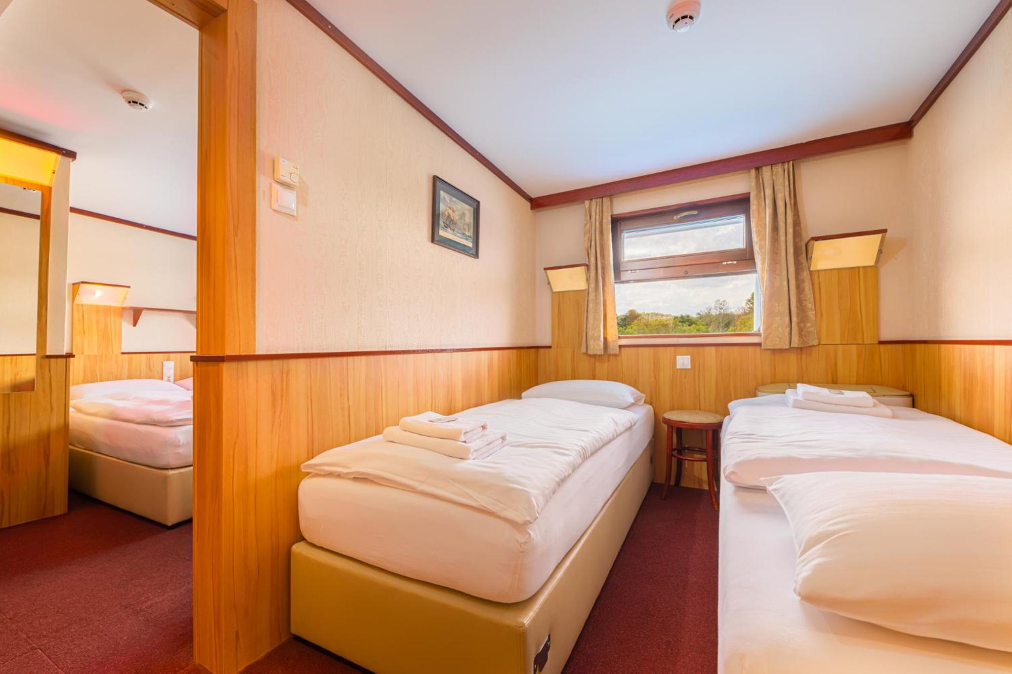 Quadruple Cabin on Boat with River View - Photo 1