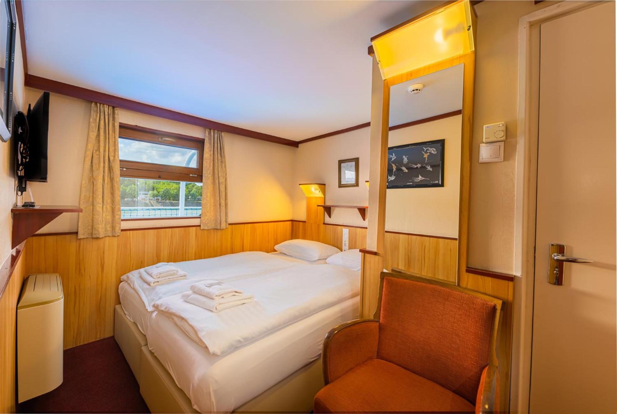 Standard Cabin on Boat with River View - Photo 1