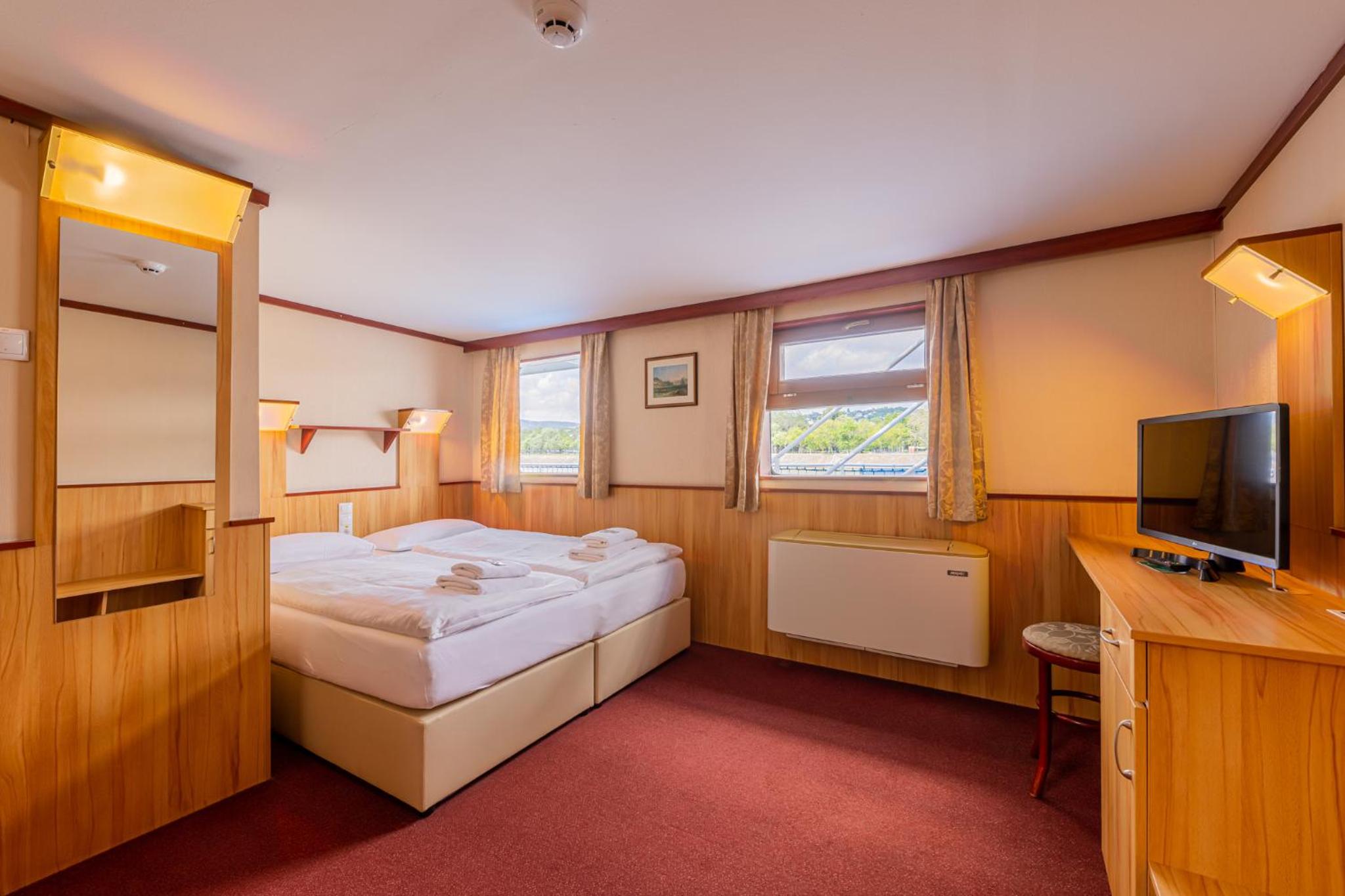 Standard Cabin on Boat with River View - Photo 2
