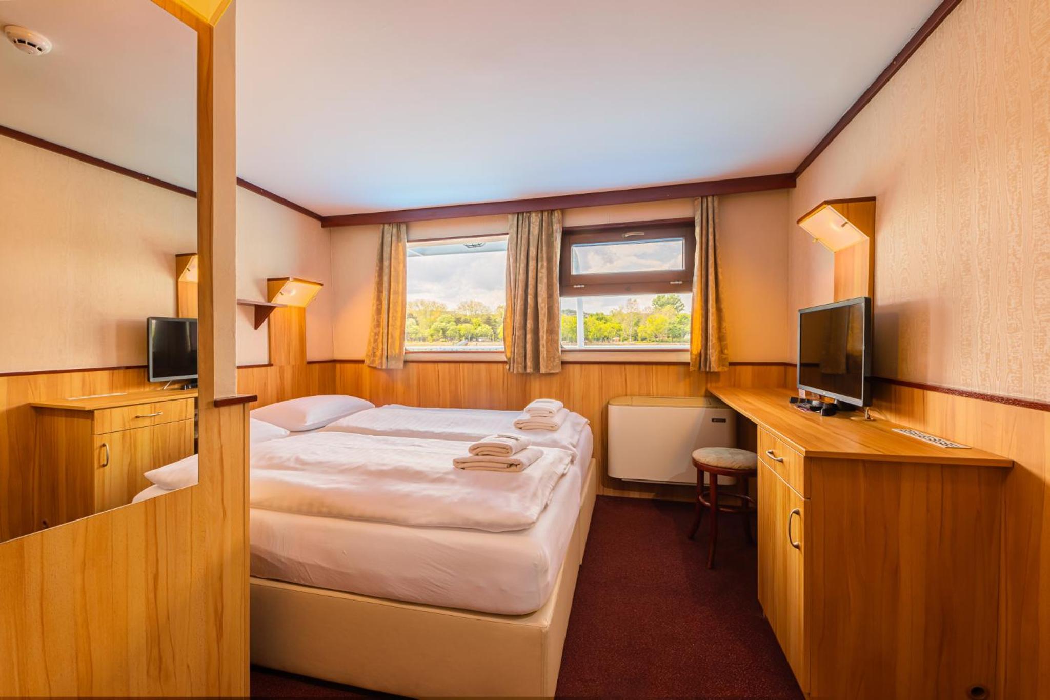 Standard Cabin on Boat with River View - Photo 4