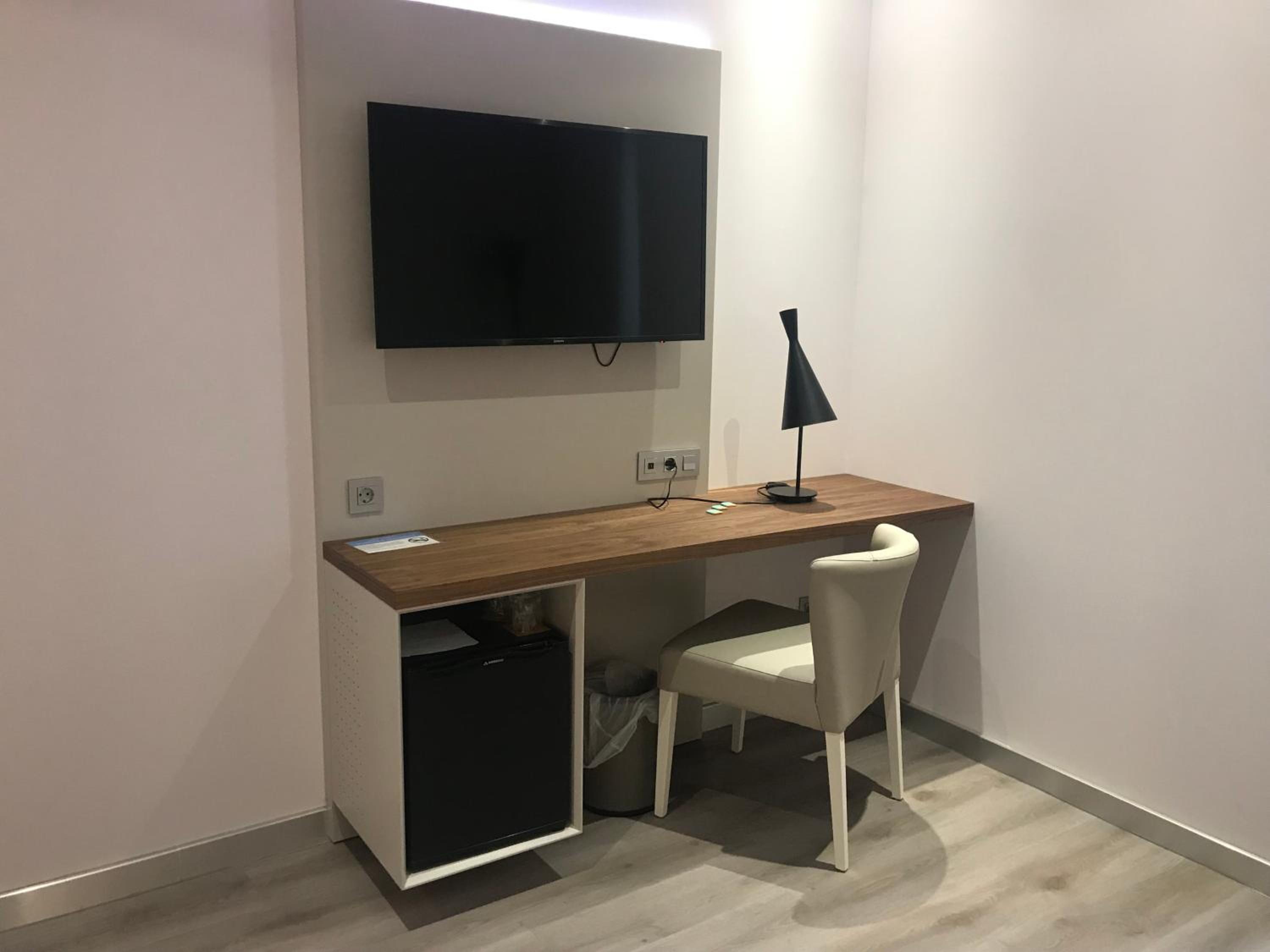 Deluxe Double Room (2 Adults + 1 Child) photo 3