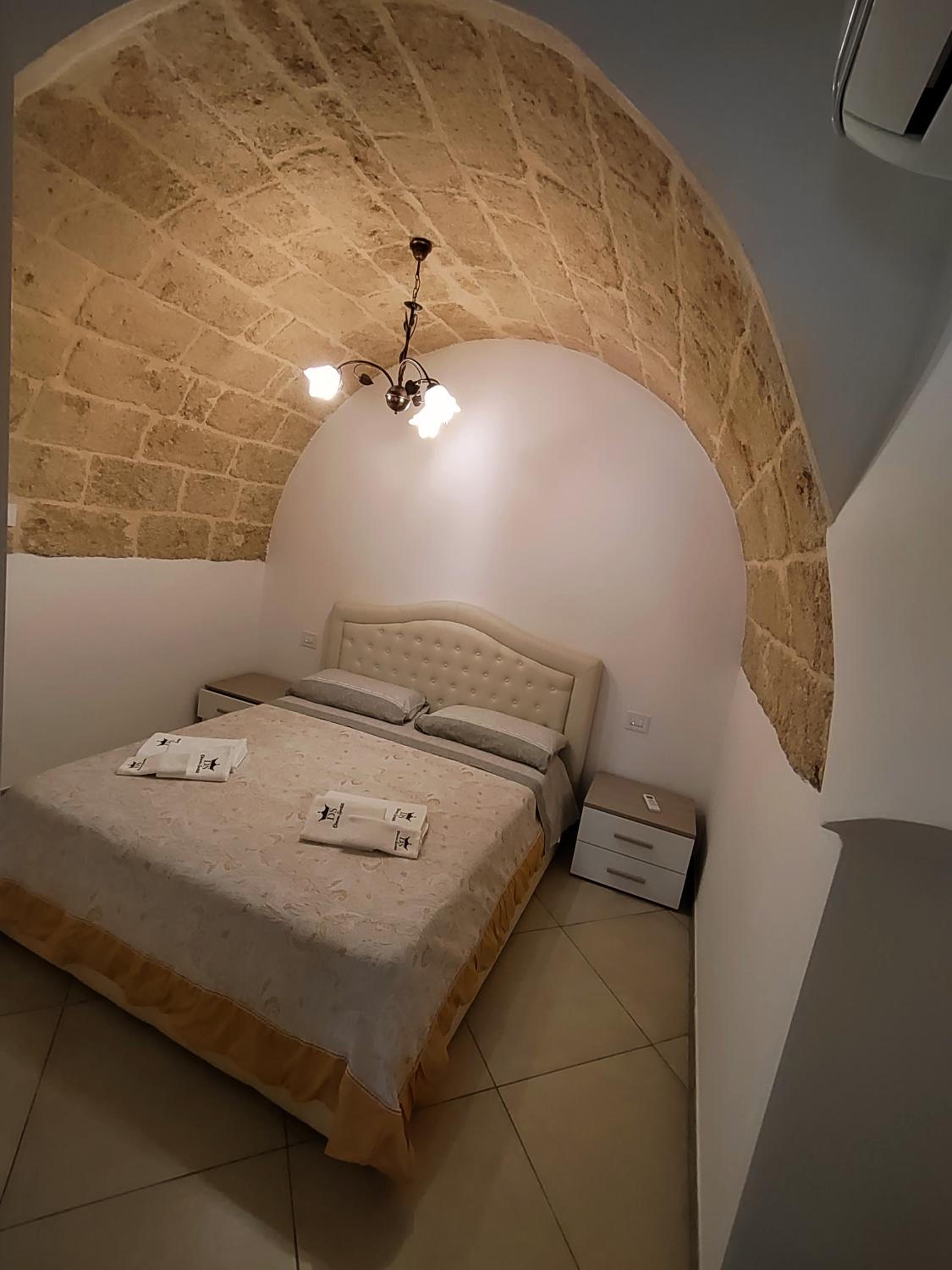 One-Bedroom Apartment - Photo 1