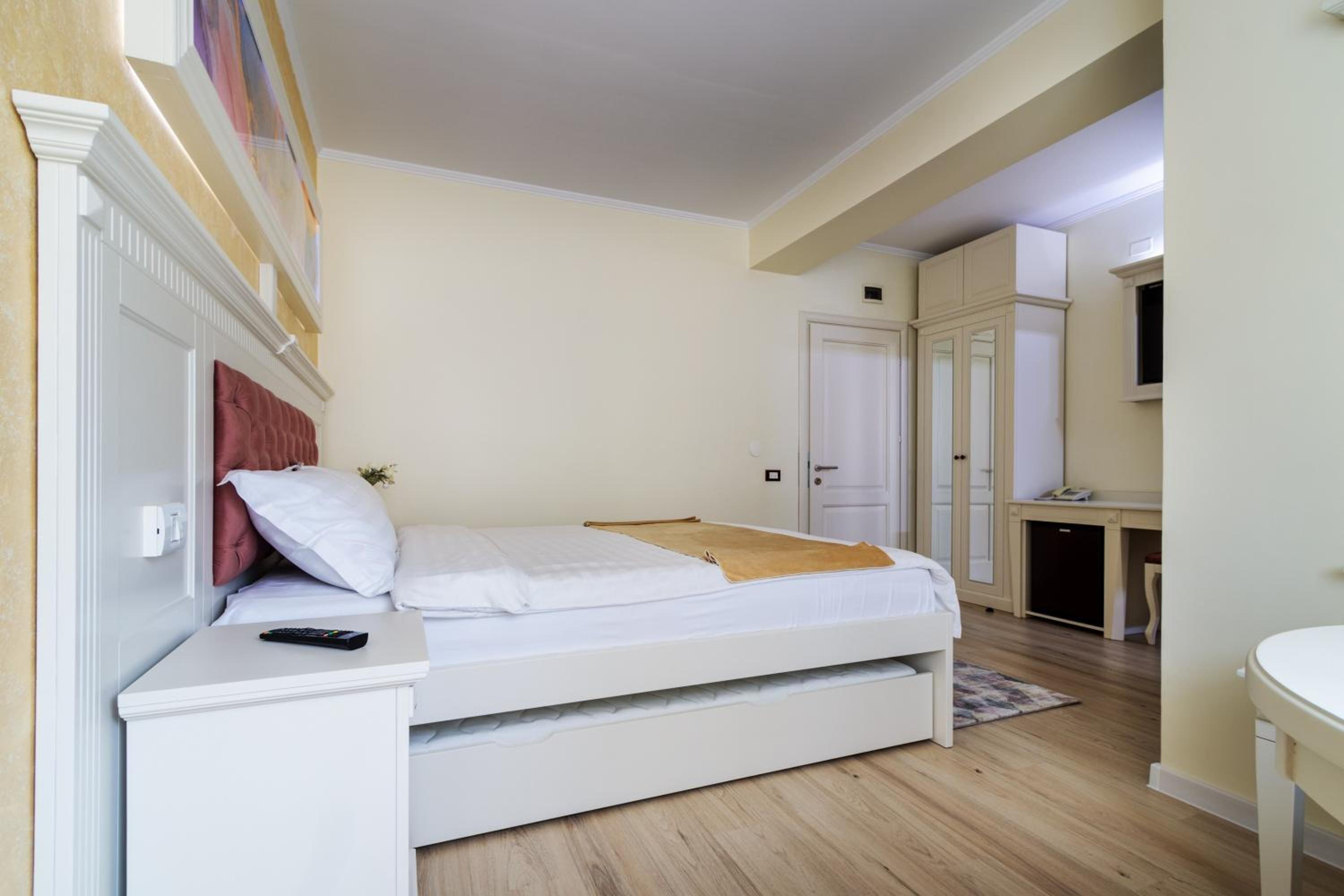 Double Room with Extra Bed photo 2