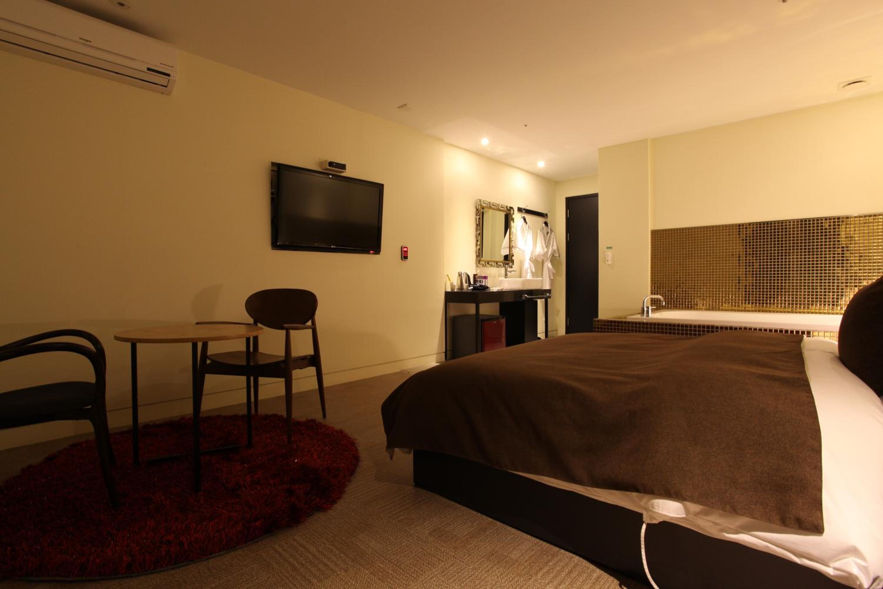 Deluxe King Room photo 1