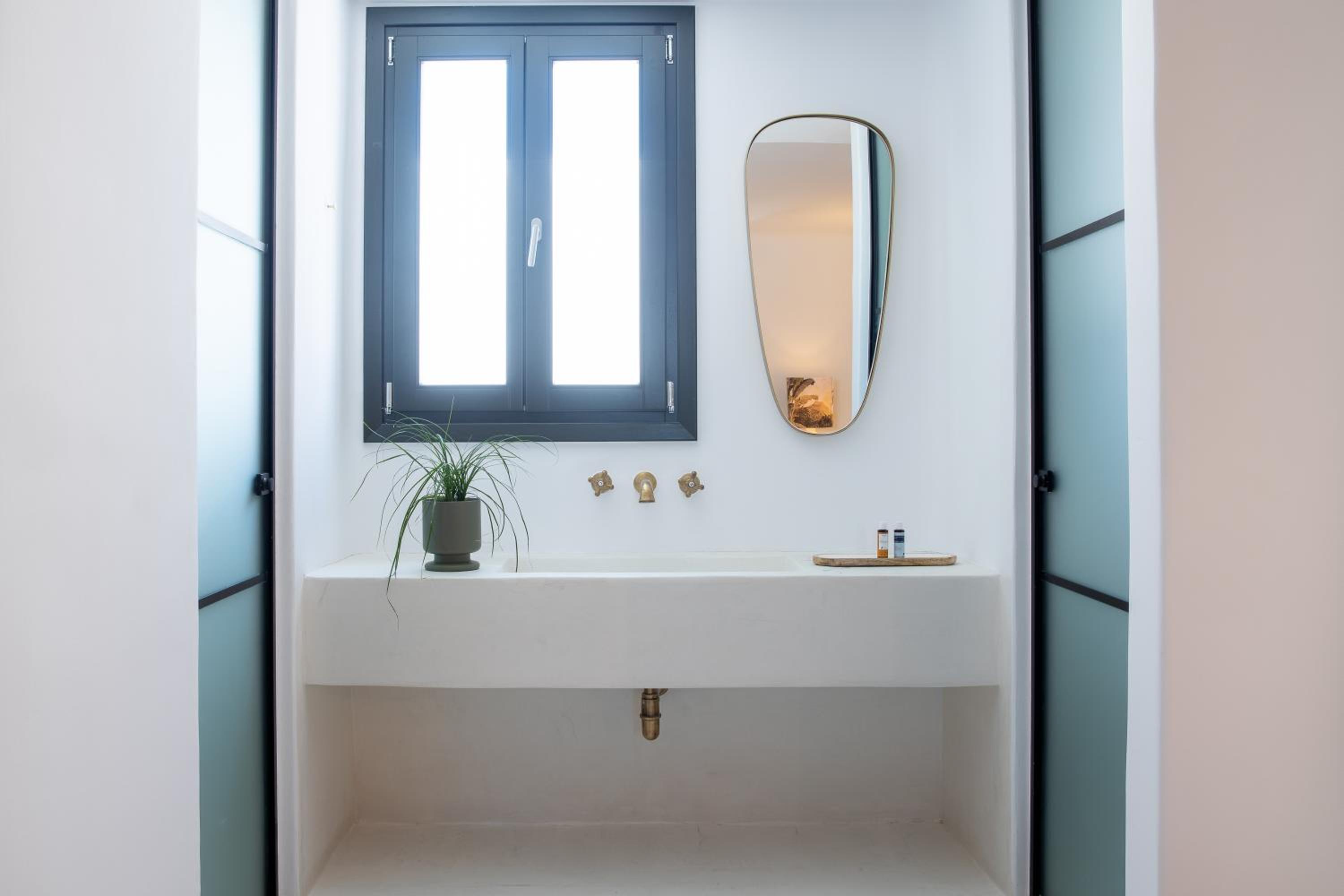 Executive Suite - Photo 11