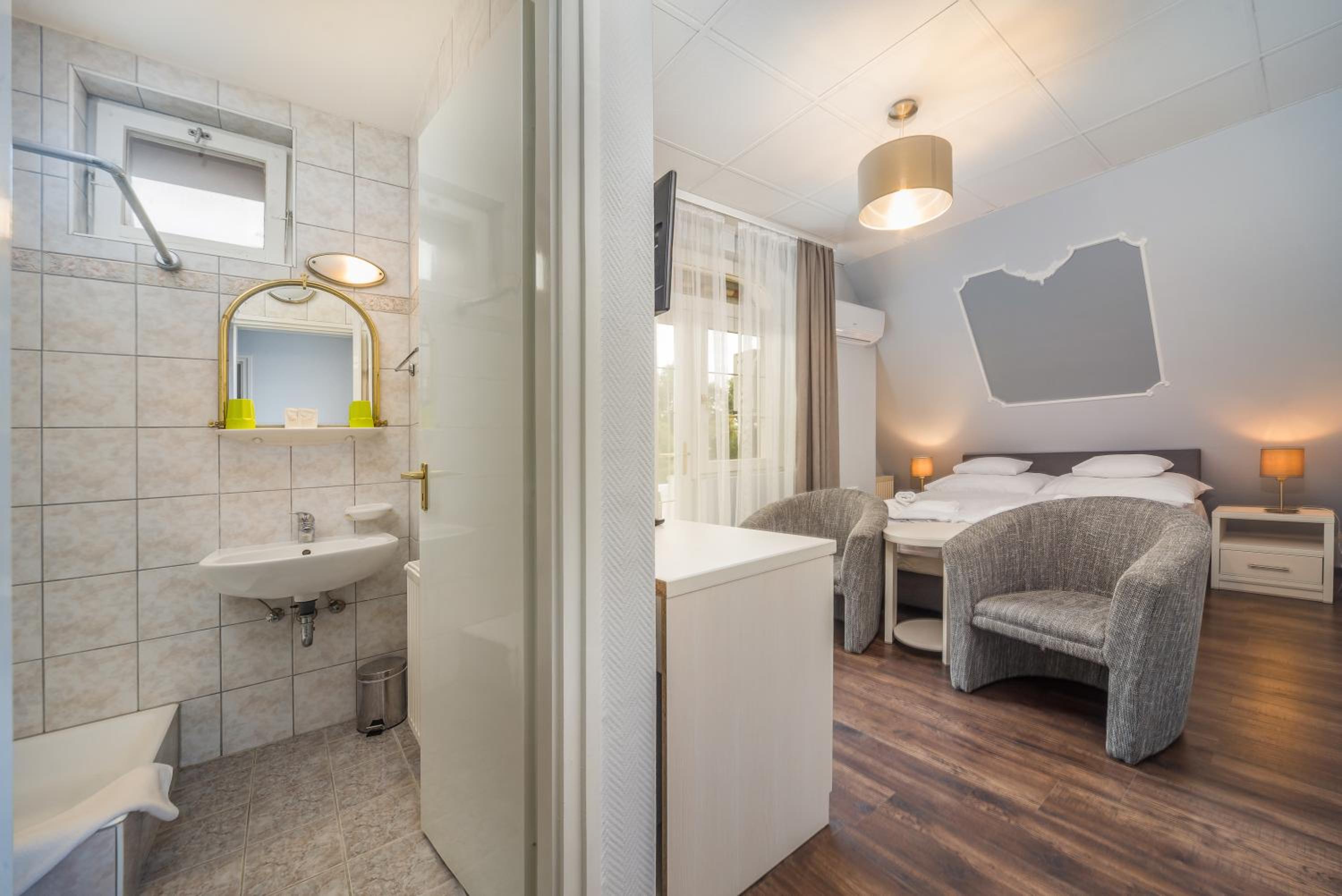 Double Room with Balcony - Photo 5