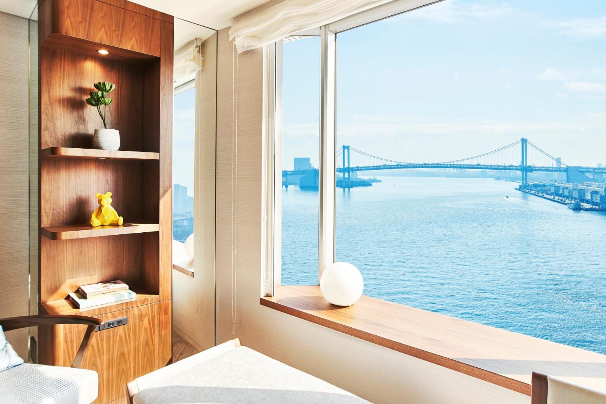 Classic King Room Japanese Lounge Access with Bay View