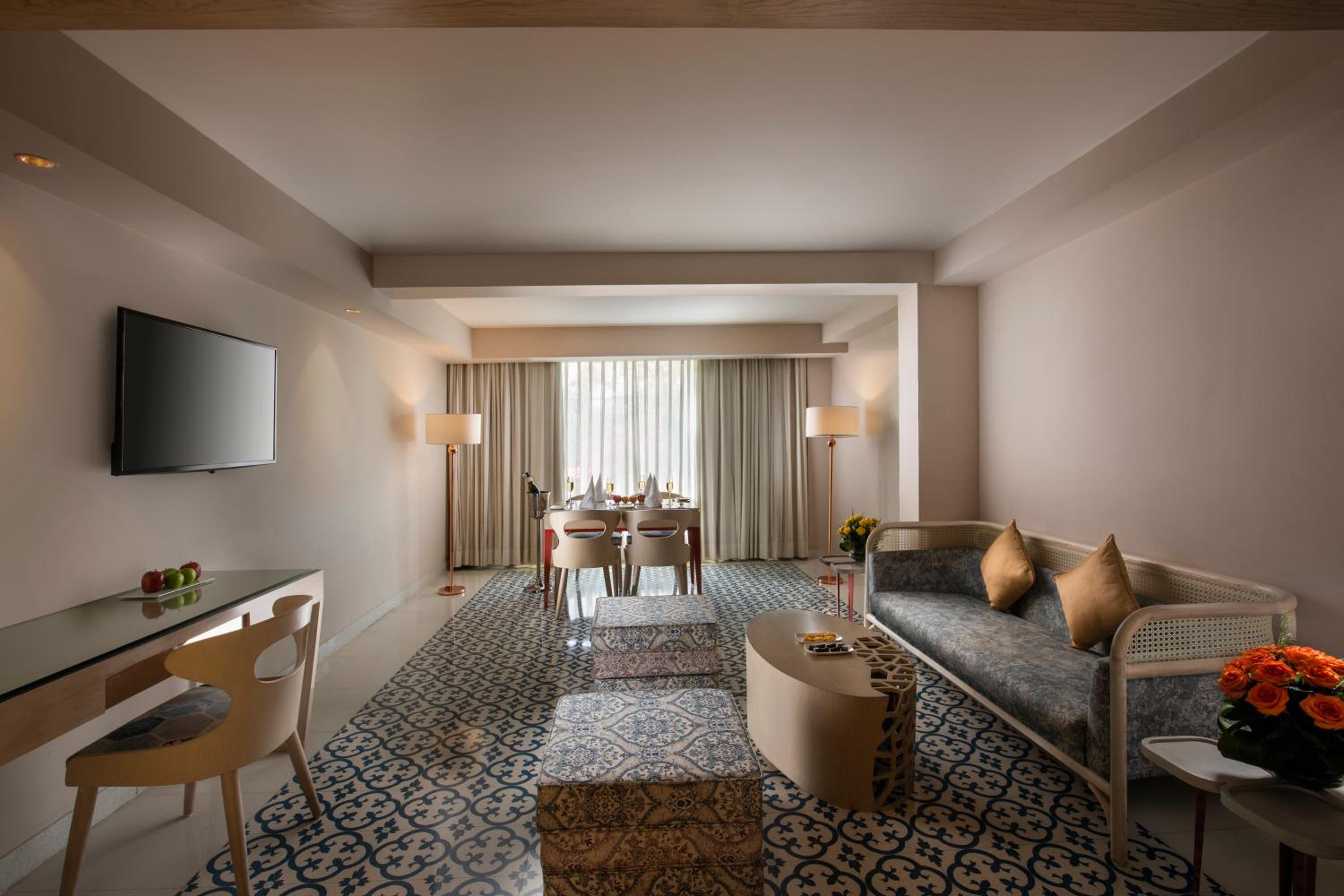 Executive suite with 4 Pints of Beer and 25% discount on FNB & Laundry,Enjoy Happy Hours with 1+1 offer on Alcoholic Beverages, Soft Beverages,  Early Check-In upto 2 hours photo 2