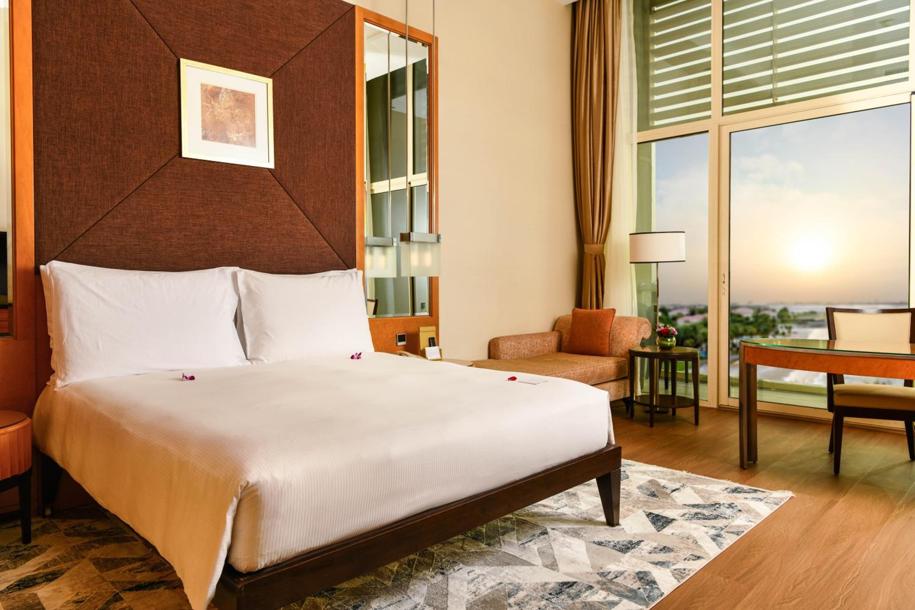 Deluxe Gulf View Room King– Free daily shuttle bus to Yas attractions, Yas Mall and Grand Mosque