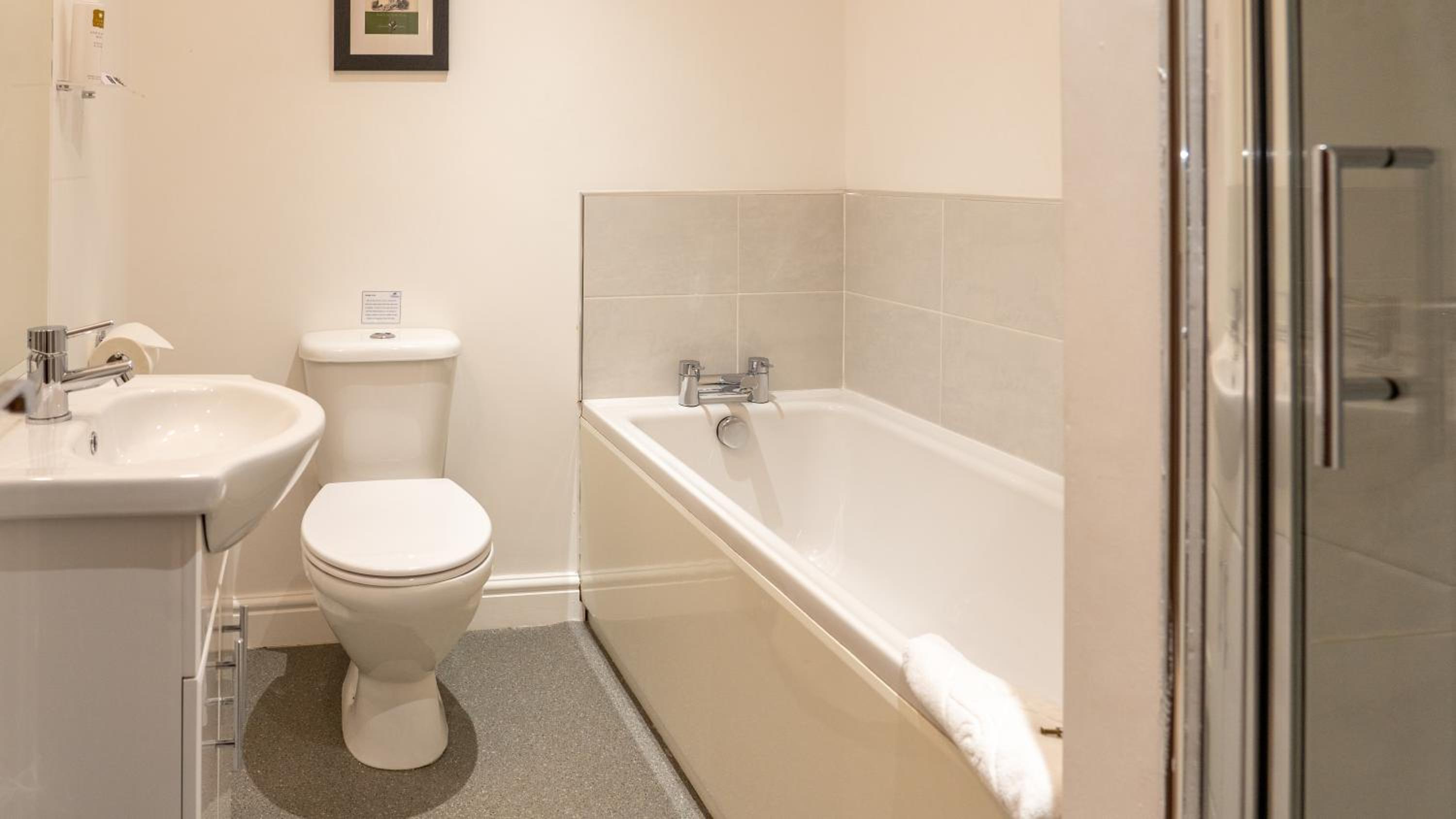3 Bedroom Dog Friendly Marina View Apartment