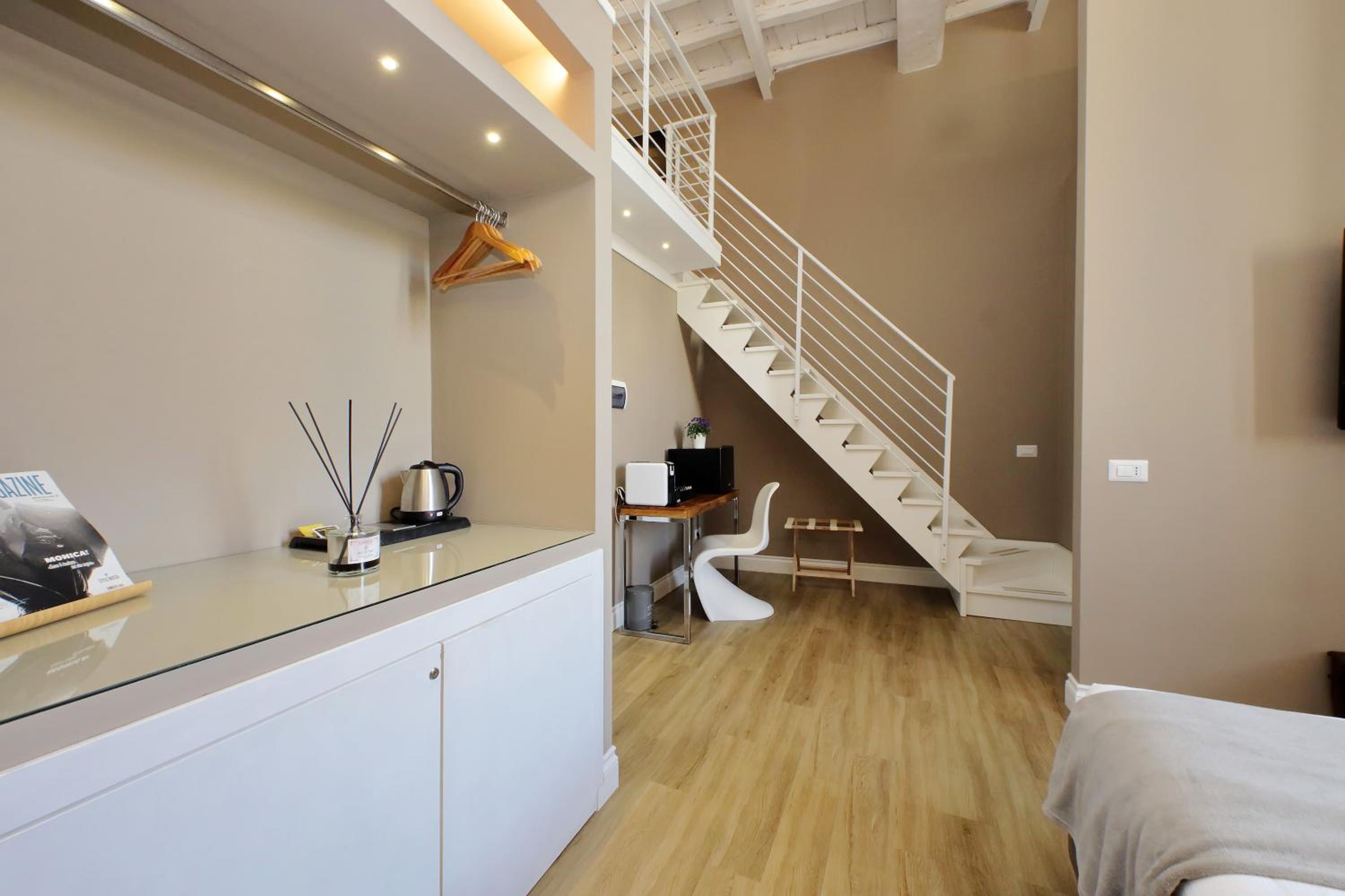 Deluxe Junior Suite - Photo 11