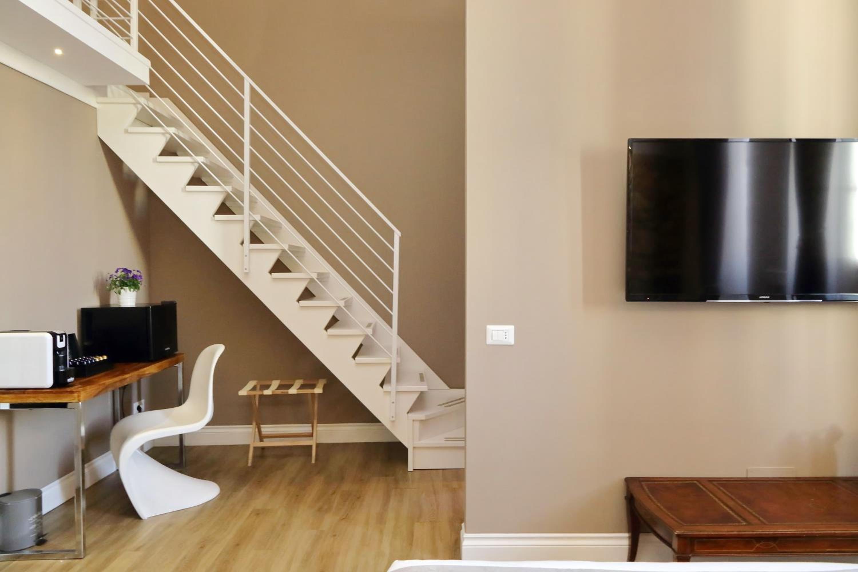 Deluxe Junior Suite - Photo 10