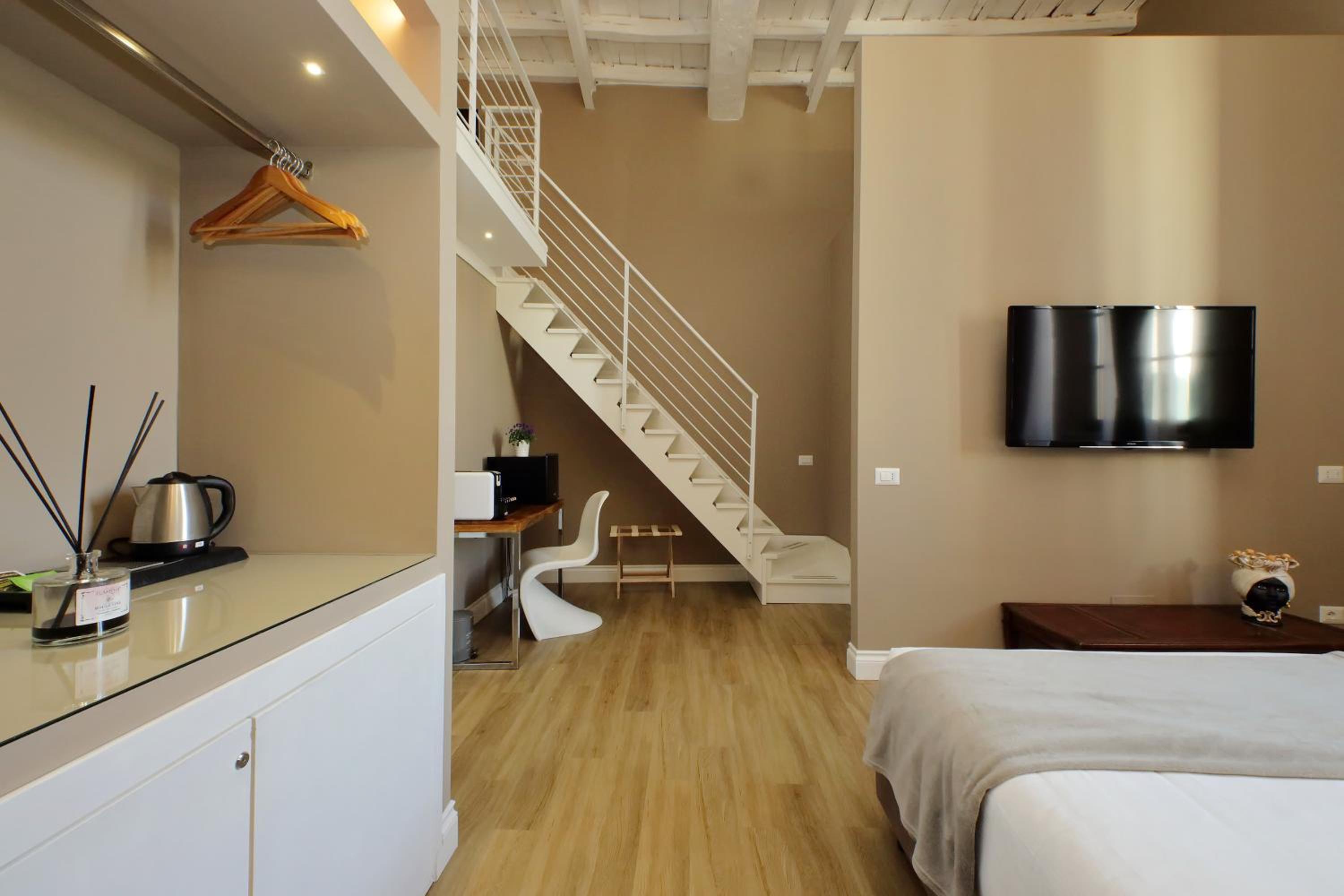 Deluxe Junior Suite - Photo 24