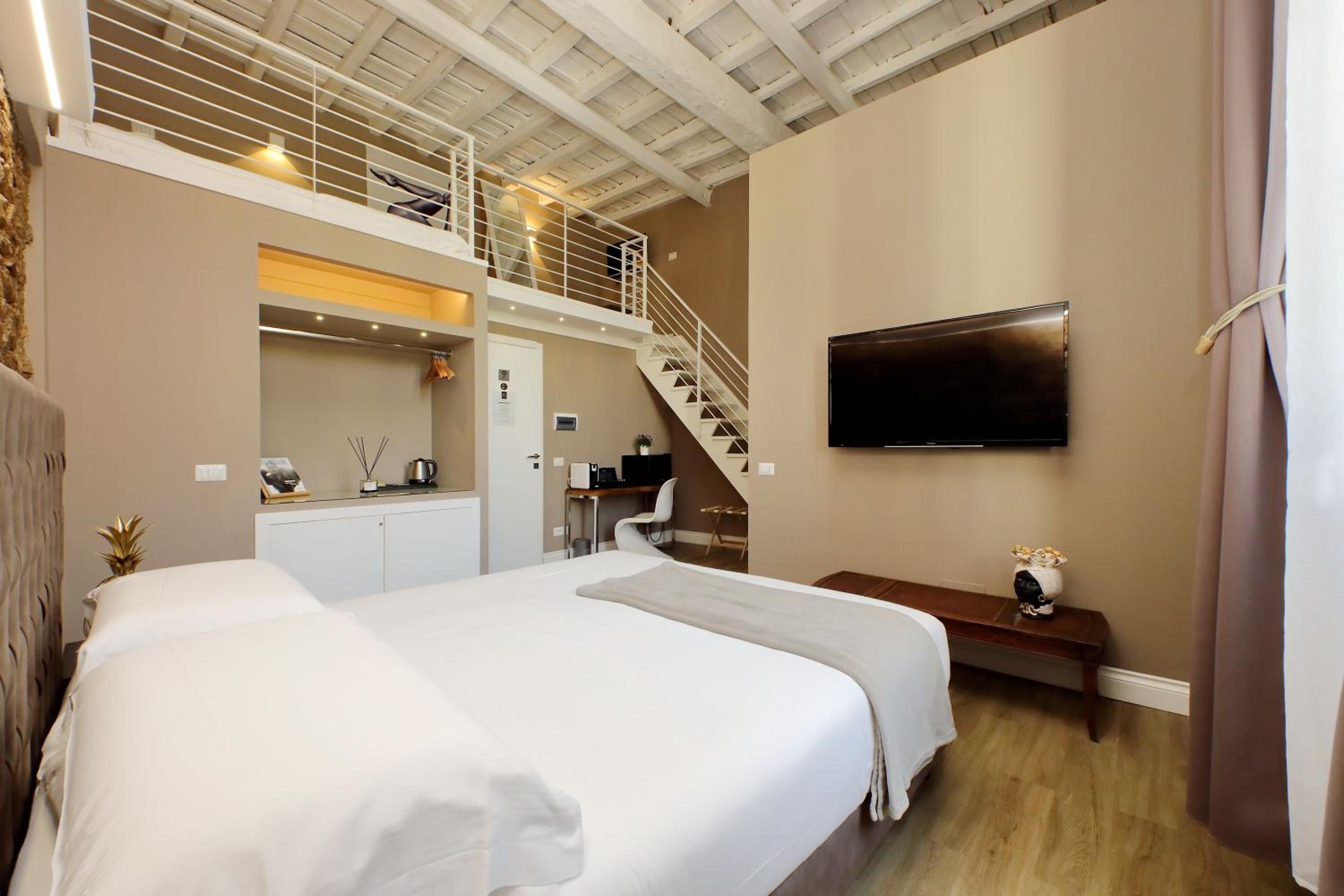 Deluxe Junior Suite - Photo 38