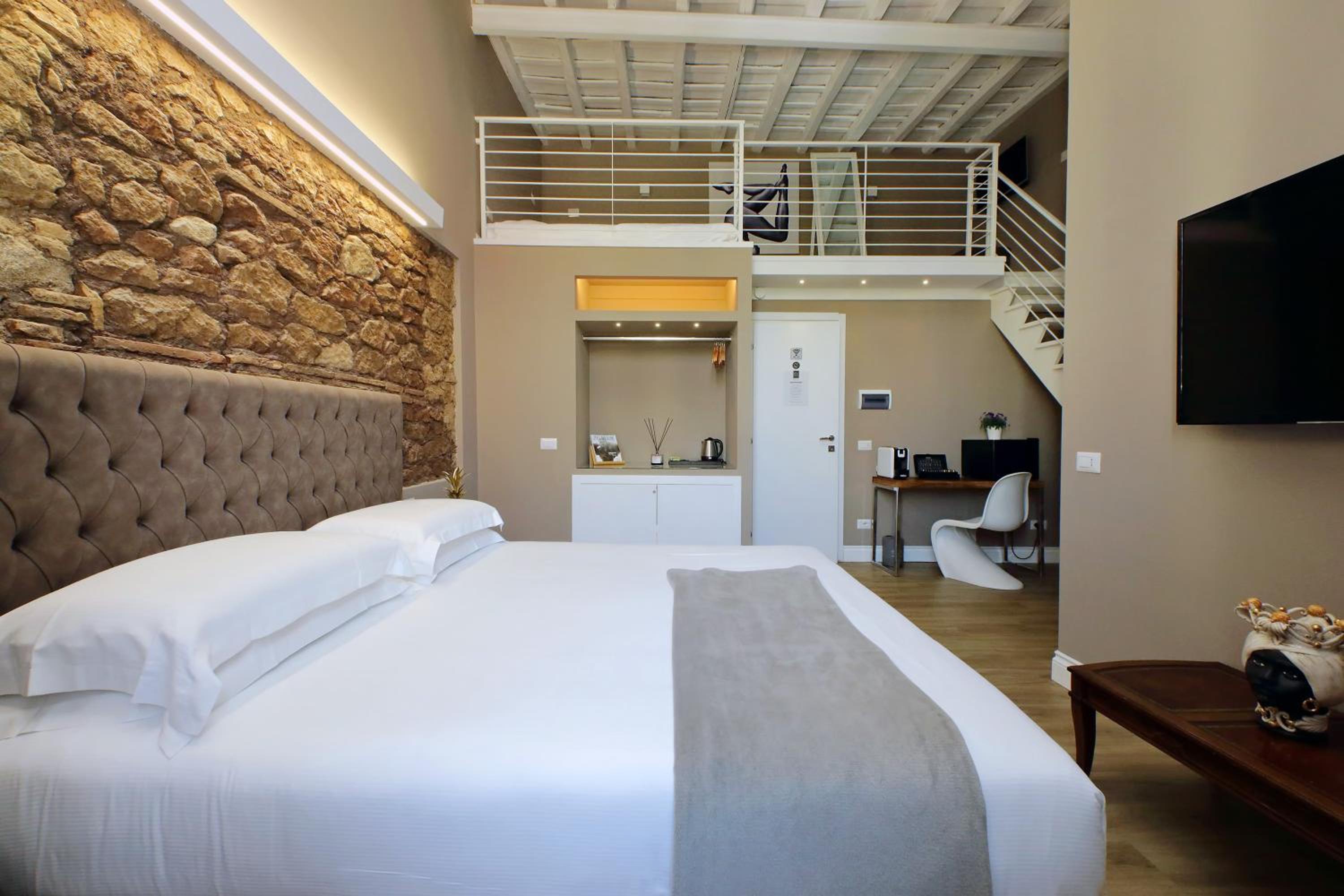Deluxe Junior Suite - Photo 35