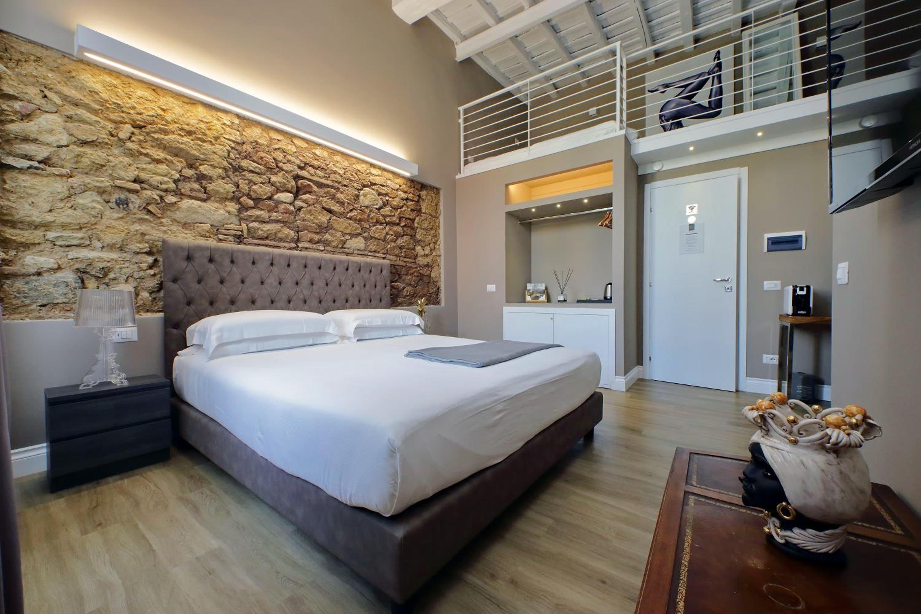 Deluxe Junior Suite - Photo 36