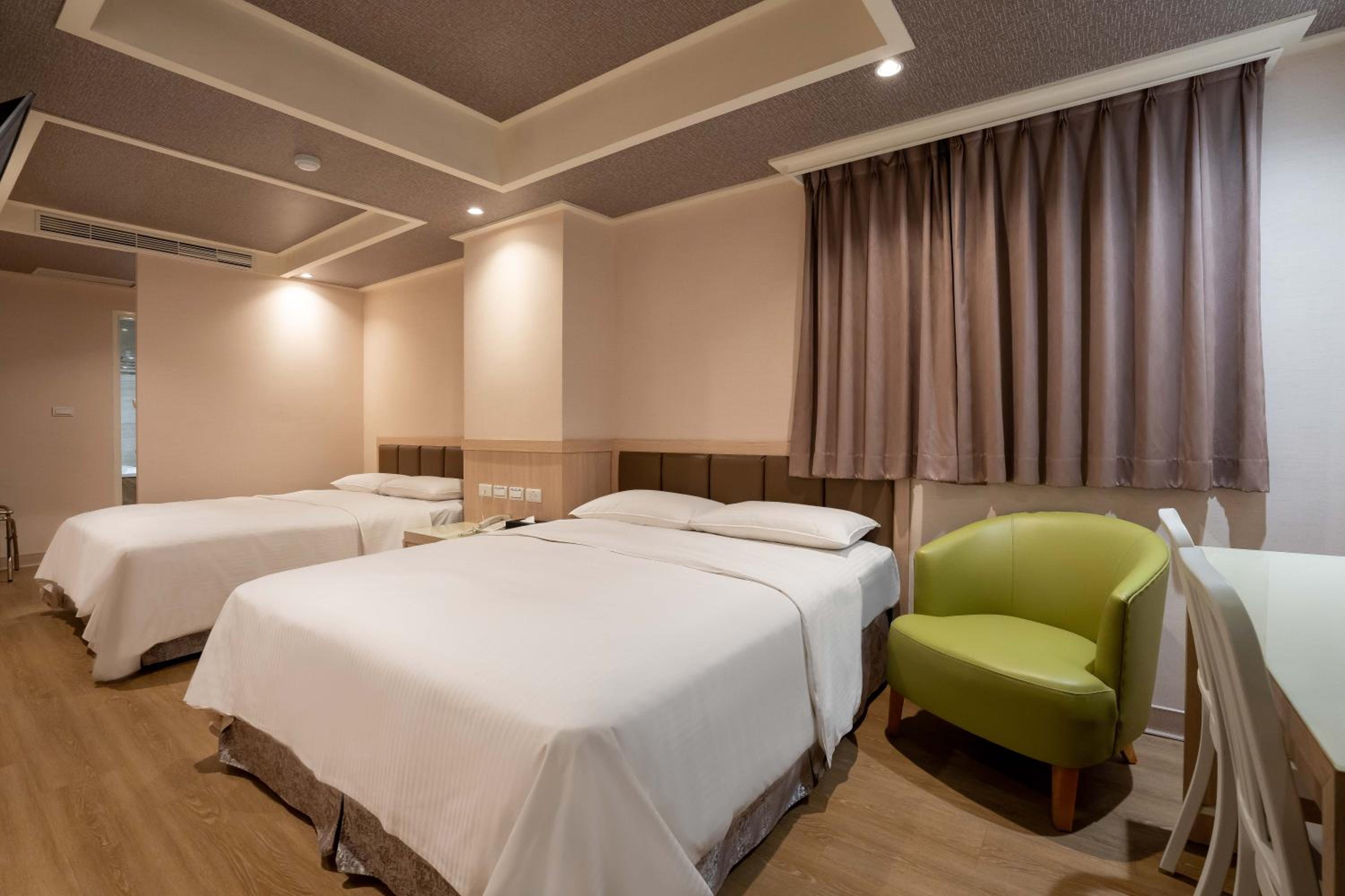 Business Quadruple Room - Photo 11