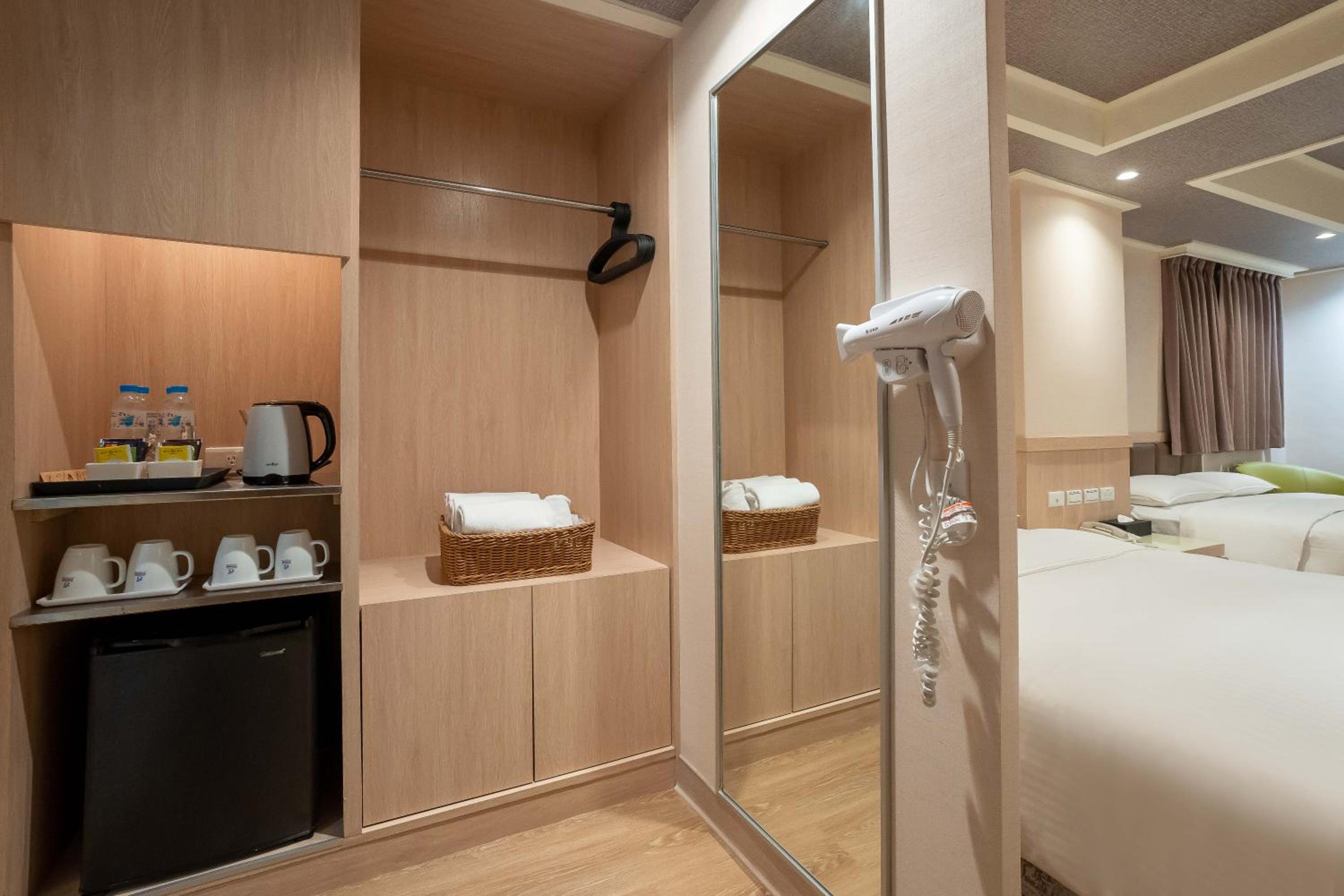 Business Quadruple Room - Photo 3