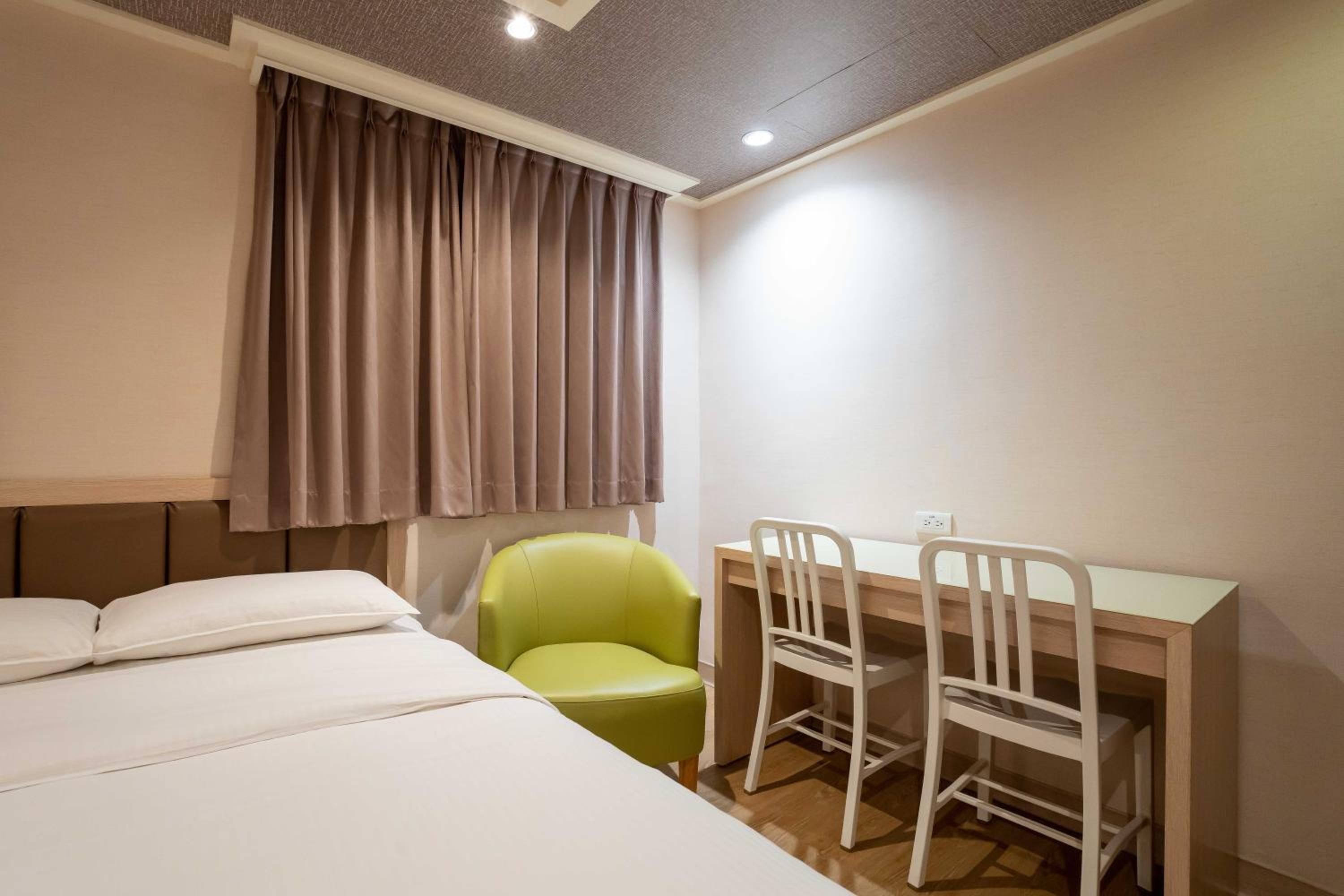 Business Quadruple Room - Photo 8