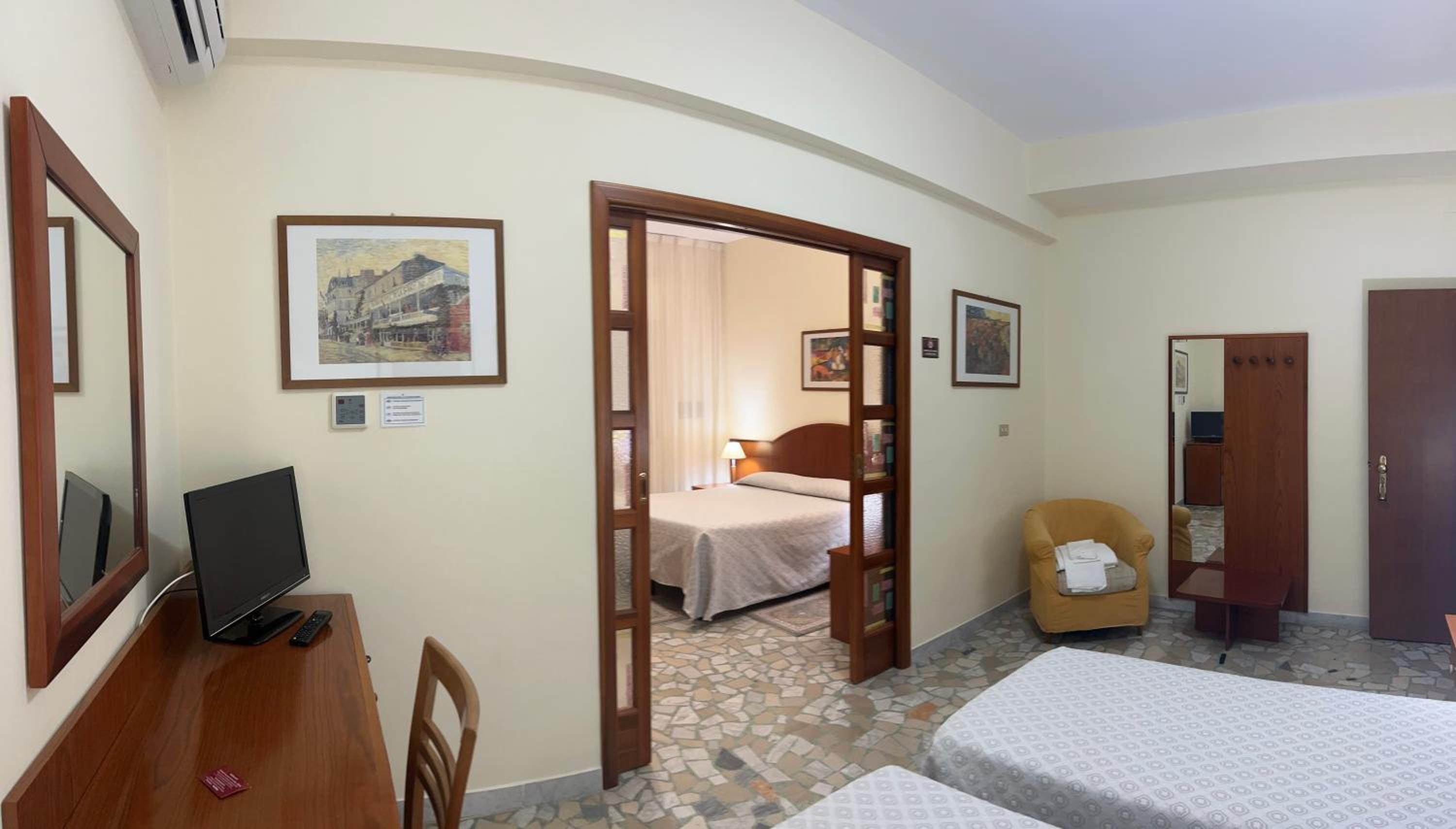 Superior Quadruple Room - Photo 9