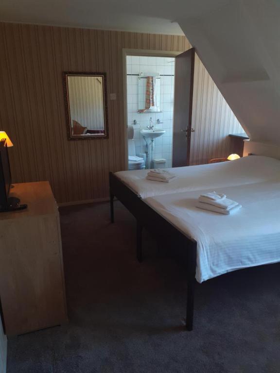 Double Room with Private Bathroom photo 2