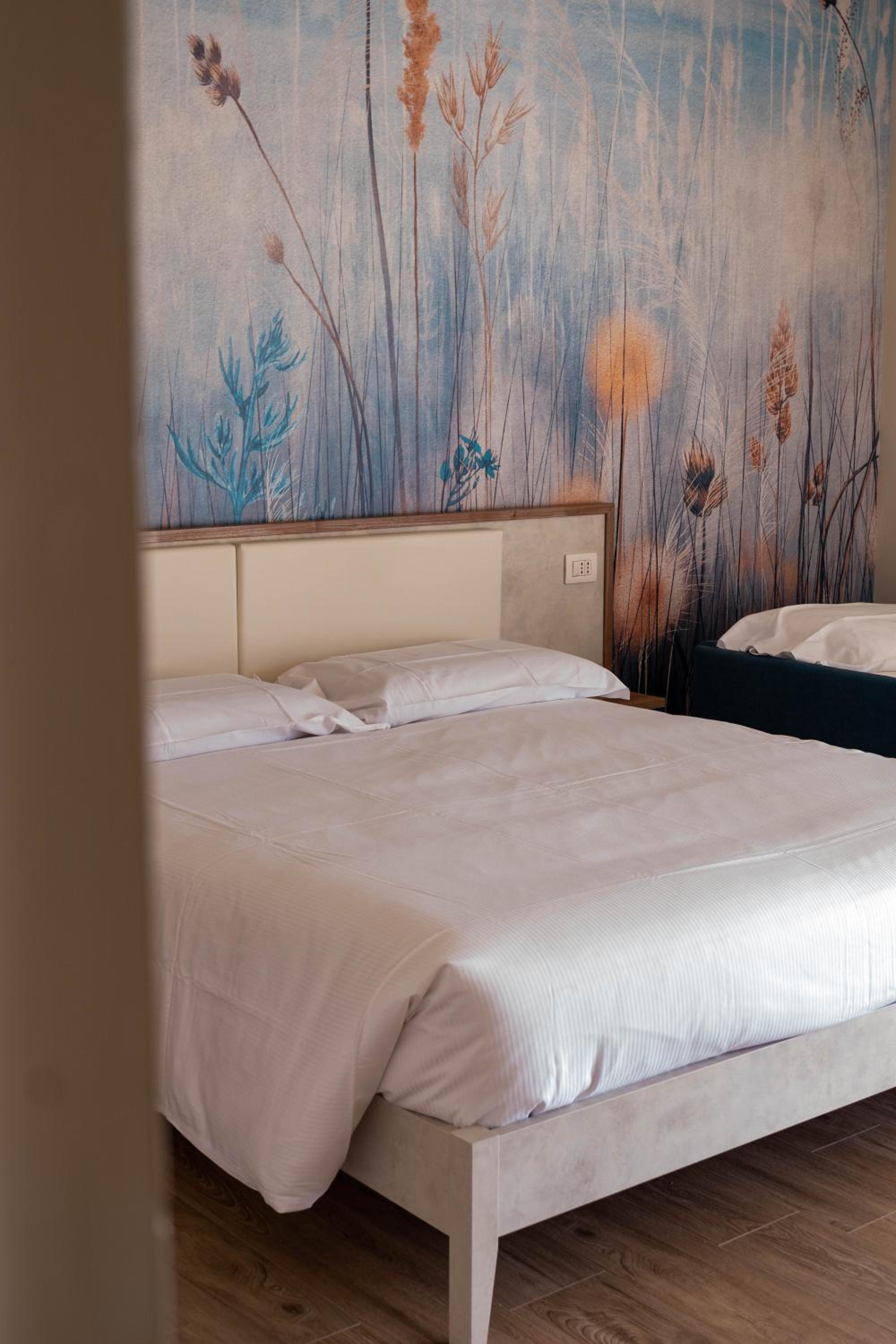 King Room with Lake View - Photo 7