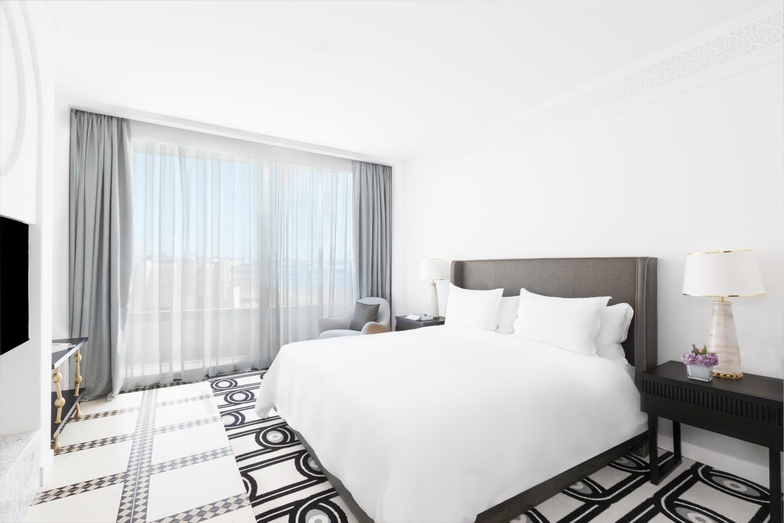 Fairmont King Room with Balcony and Ocean or City views - Photo 4