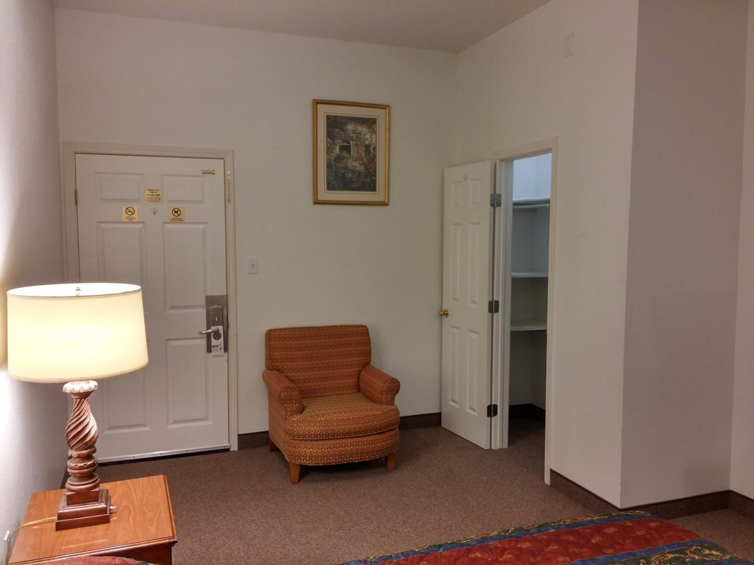 Deluxe King Suite photo 3