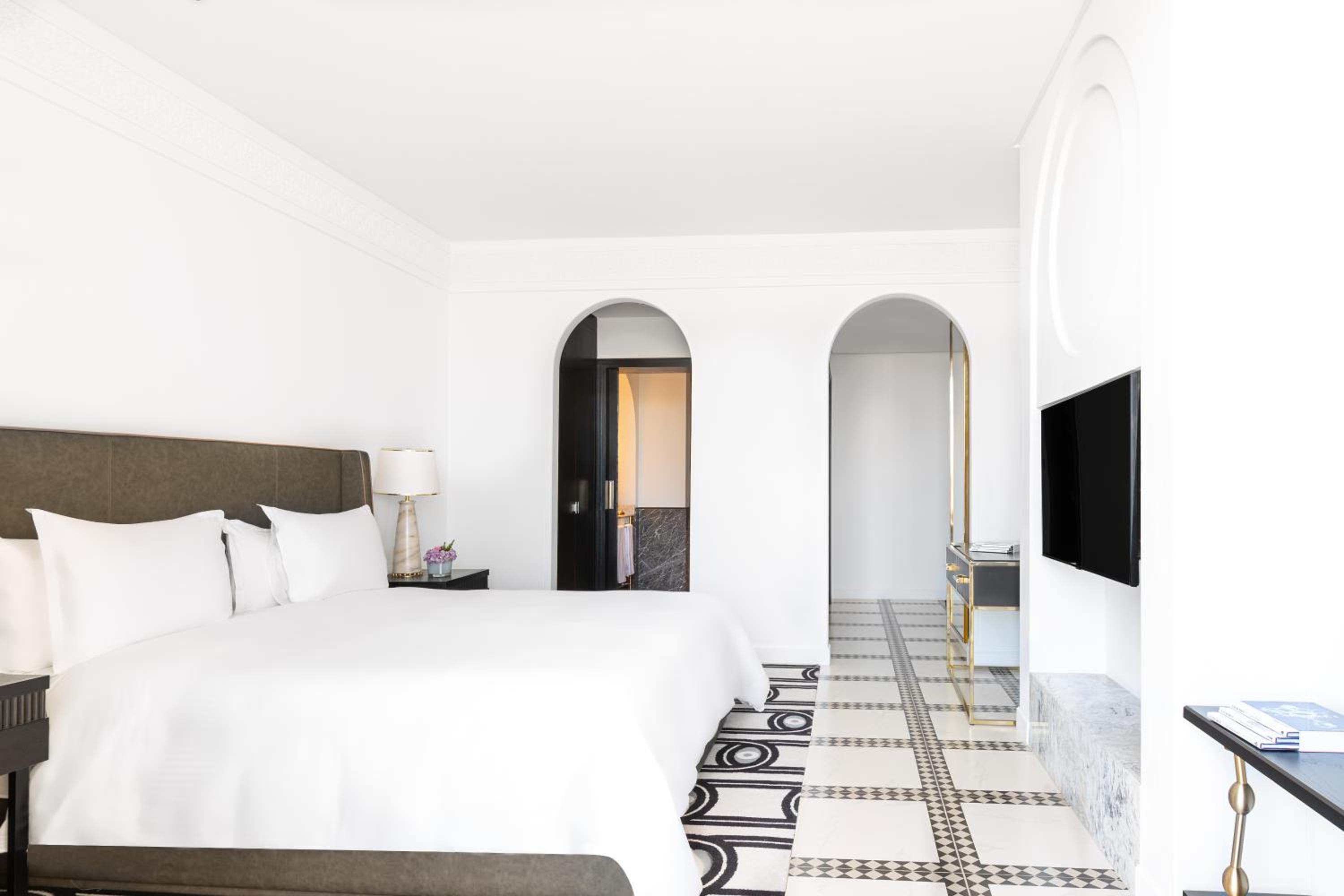 Fairmont Suite with King Bed - Photo 3