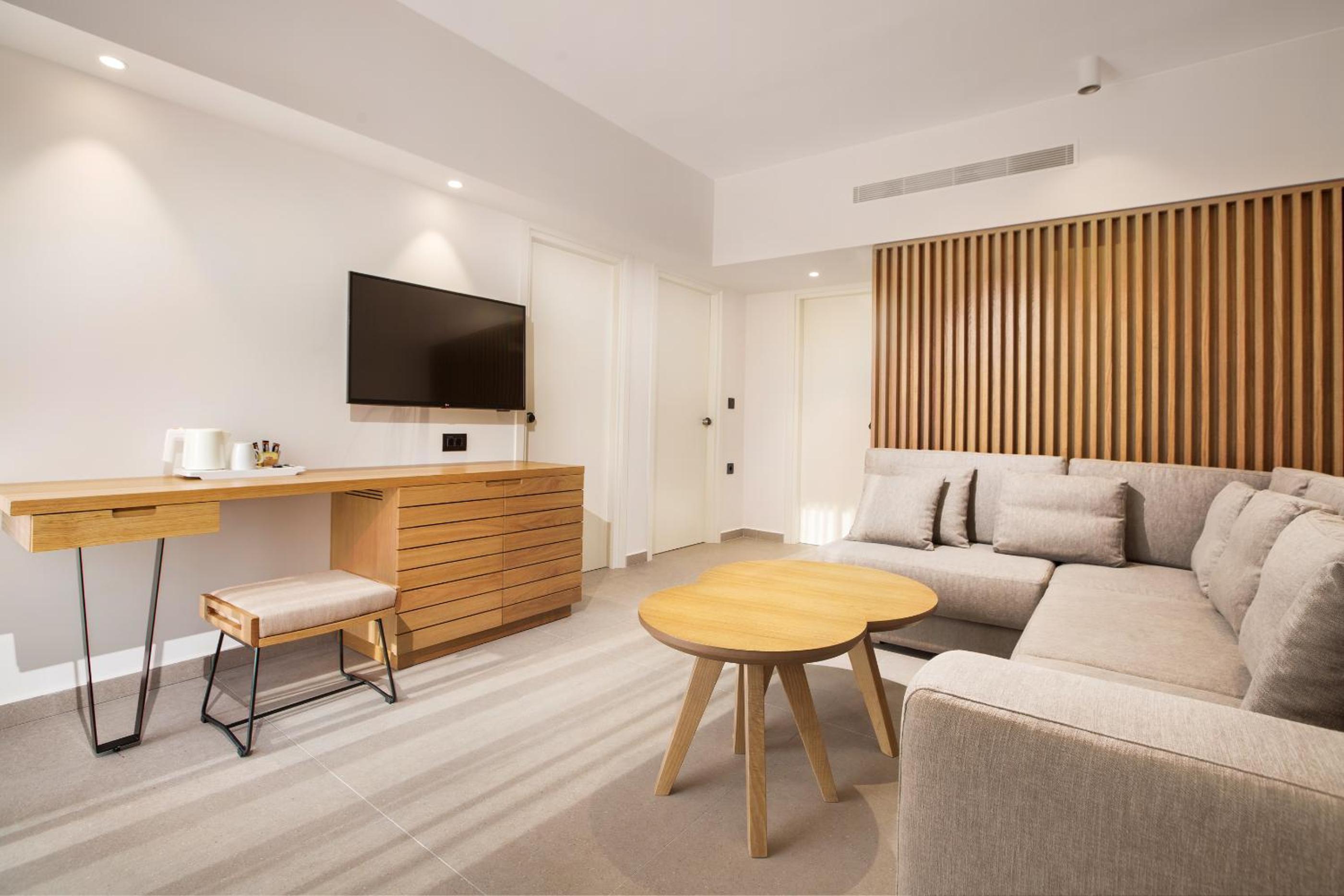 Executive Suite - Photo 2